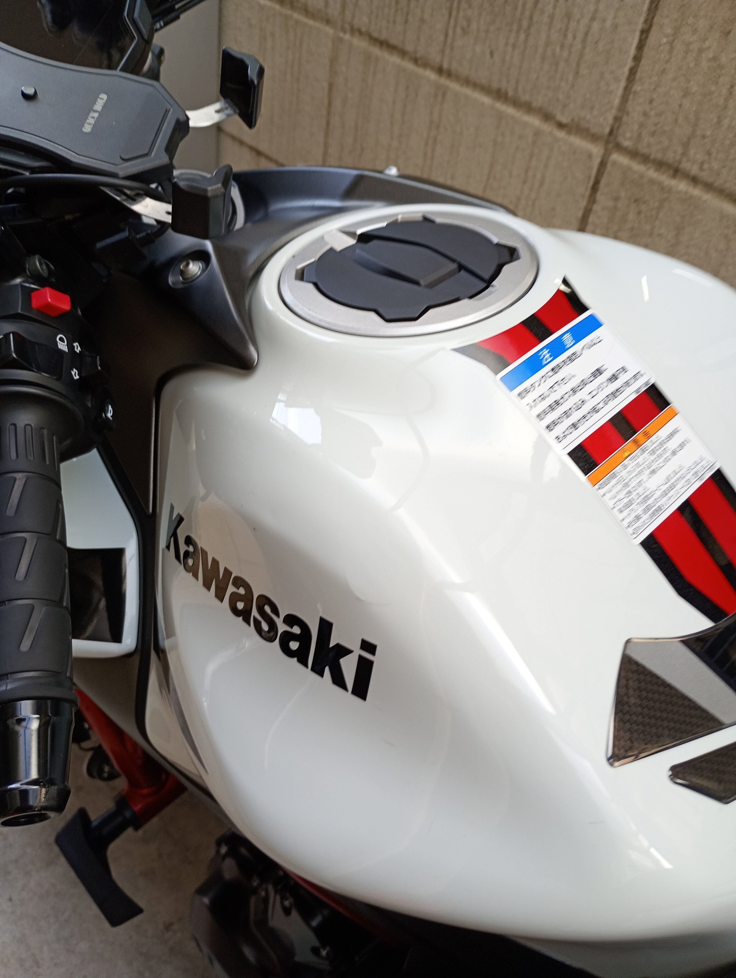 立ちゴケで凹んだタンクを直した【Z650】｜benkey