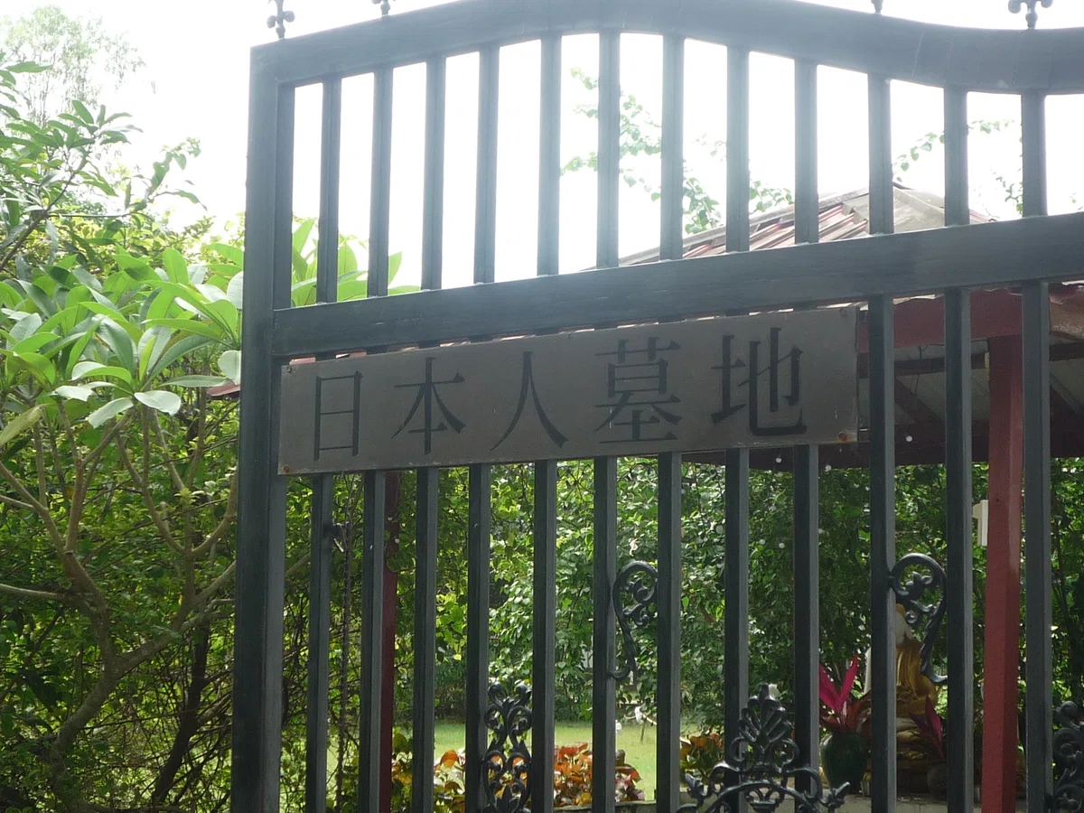 「日本人墓地」の表札がかかった鉄の門。
