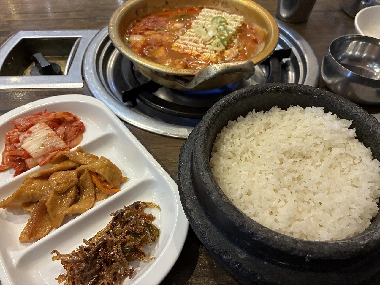 韓国ひとり旅#9:観光客ゼロ！？路地裏で食らうキムチチゲの衝撃｜片山