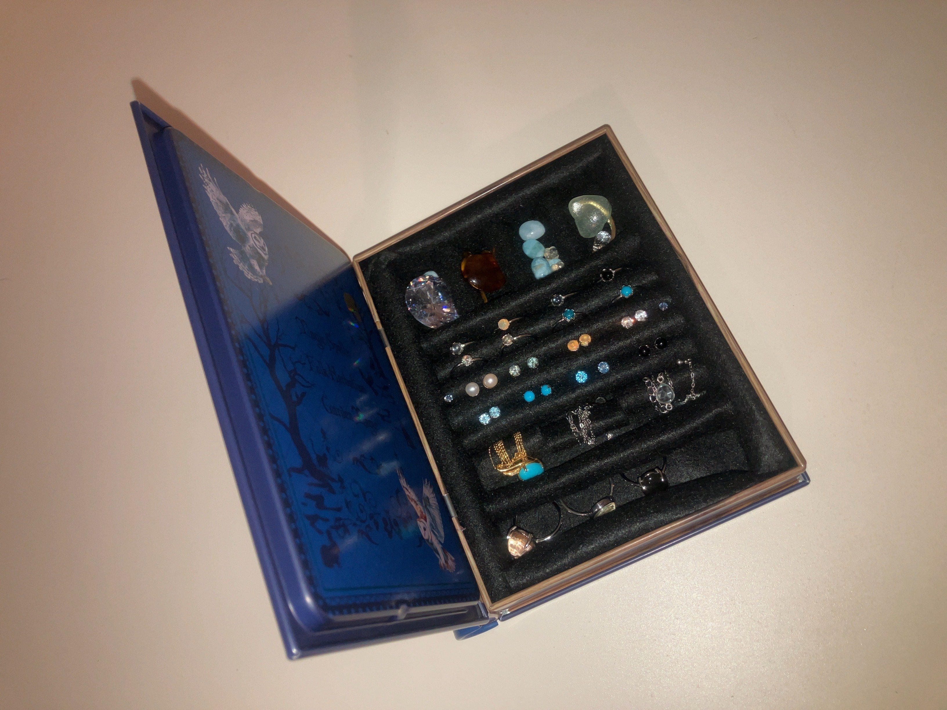 KALDIの魔法辞書缶をアクセサリーボックスにしてみた｜ねこくらげ