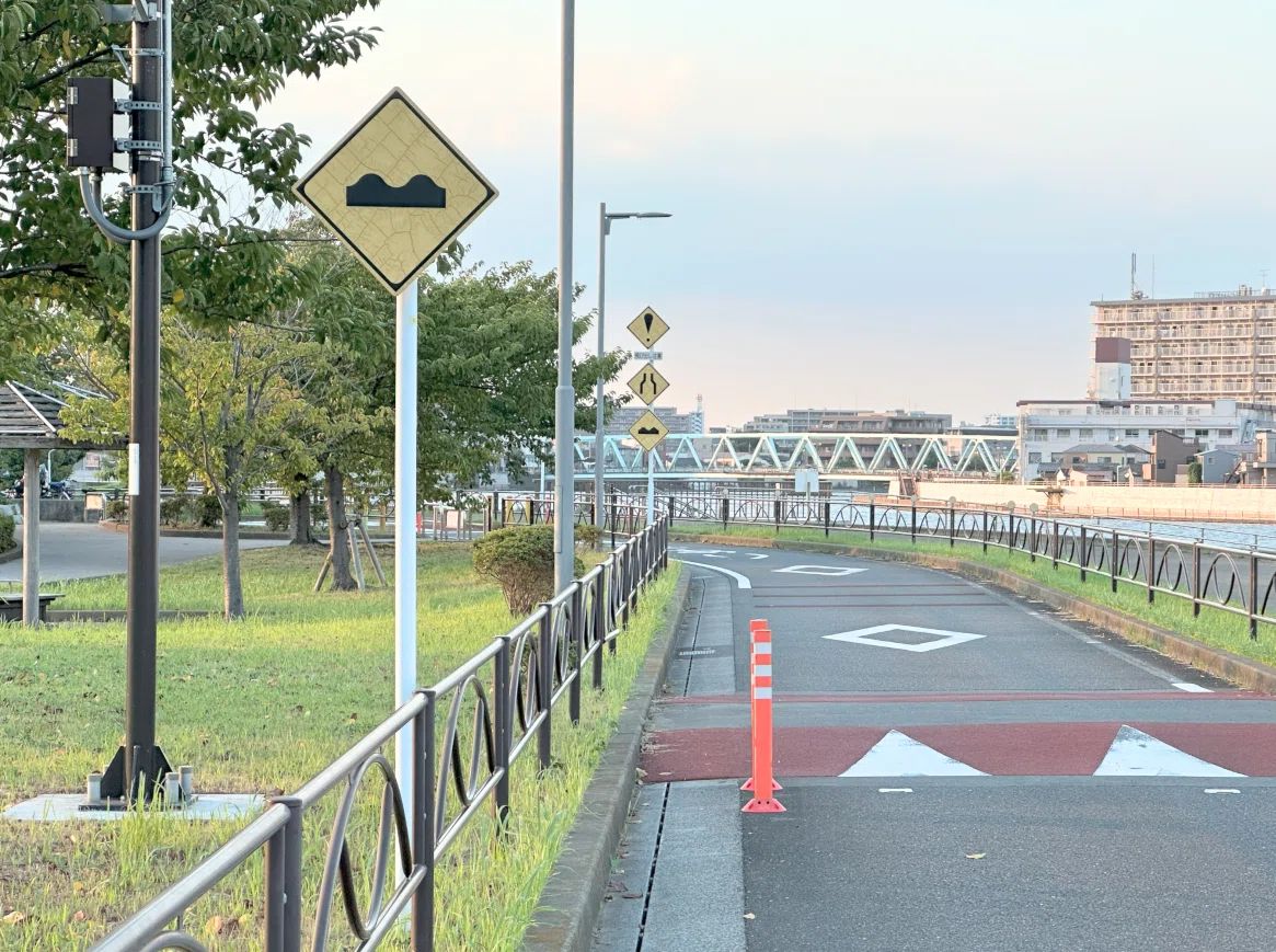 5連続で3連警戒標識がある堤防道路 (東京・葛飾・東立石)｜道路標識マニア