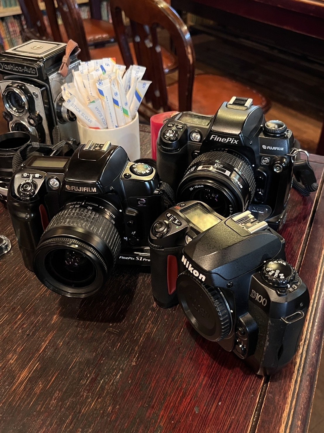 卓越した機動力と表現力を【Nikon D100】｜硝子窓