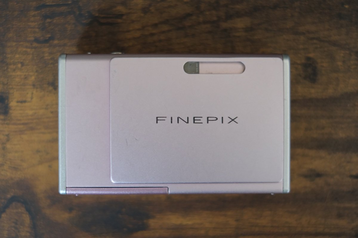 令和になっても手放せない、小さなピンクのカメラ｜すきなものはすき