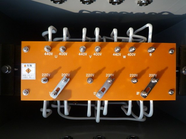 400Vから200Vへ屋外設置用ダウントランス - 電圧調整による機器