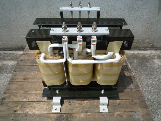 400Vから200Vへのダウントランス - 大規模施設での効率的電力