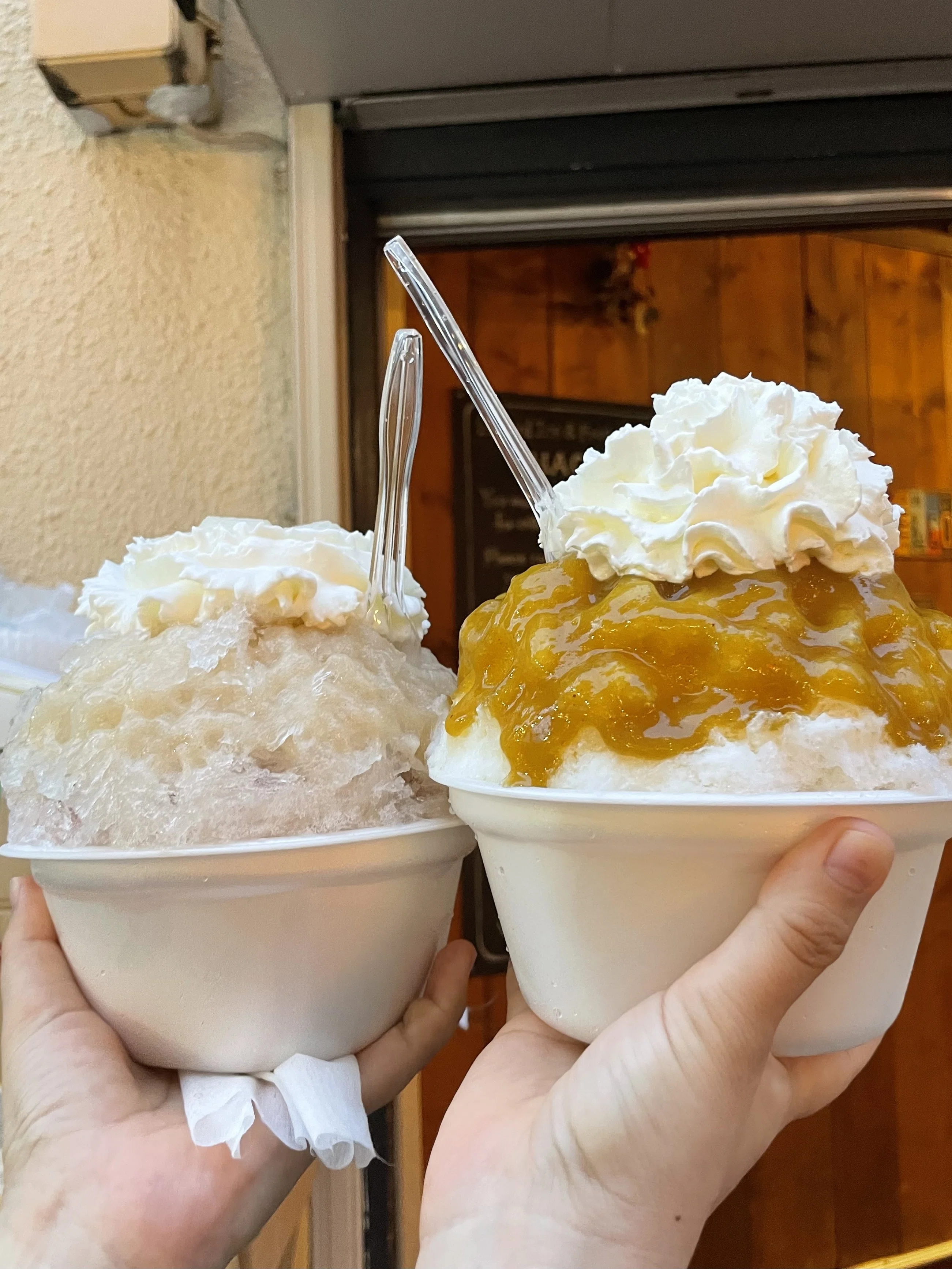 Savoring those thoughts, I eat the shaved ice.｜緒 真坂 itoguchi