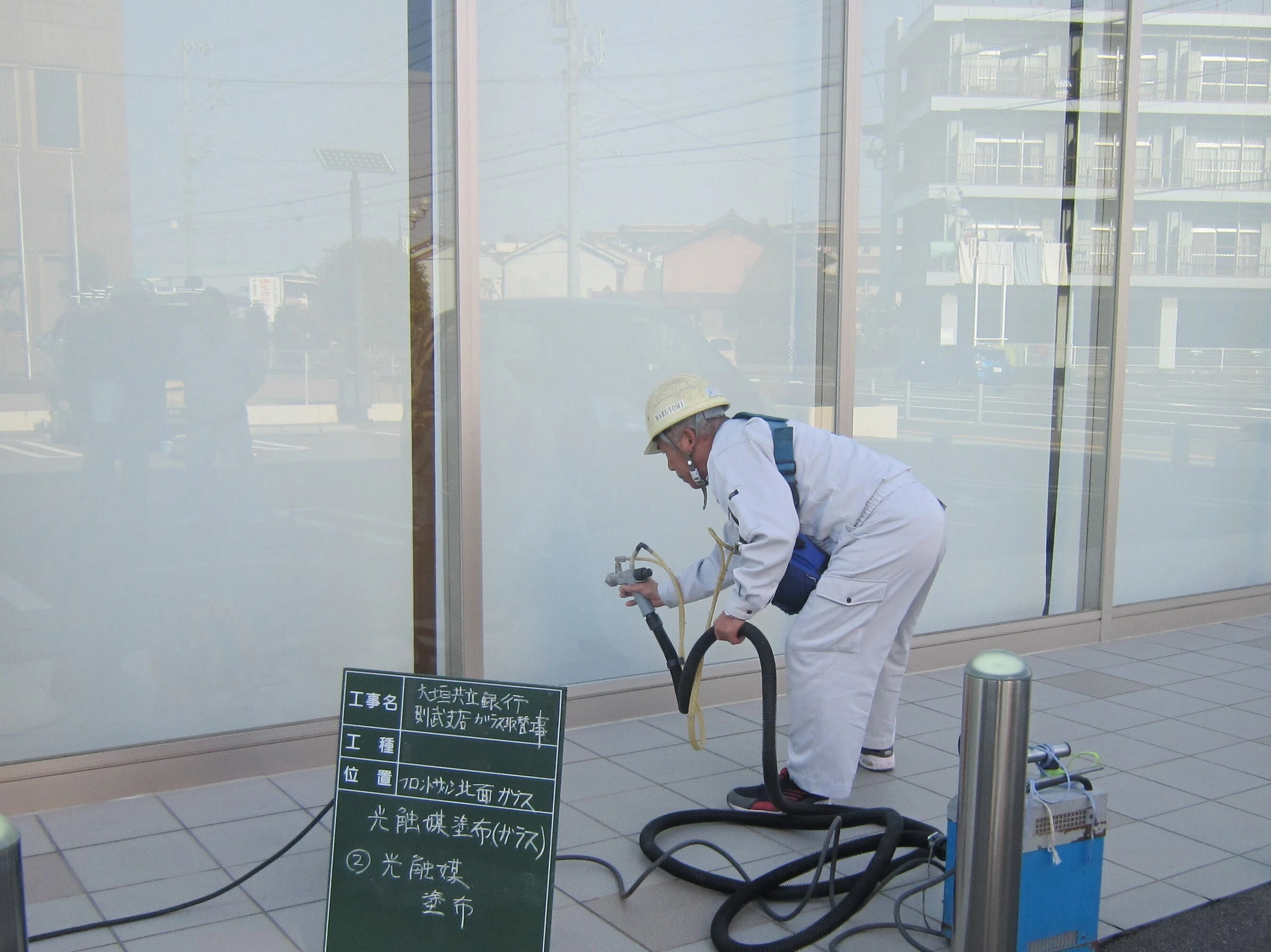 金融機関建物のガラスに光触媒施工しています｜チタンネクストジャパン