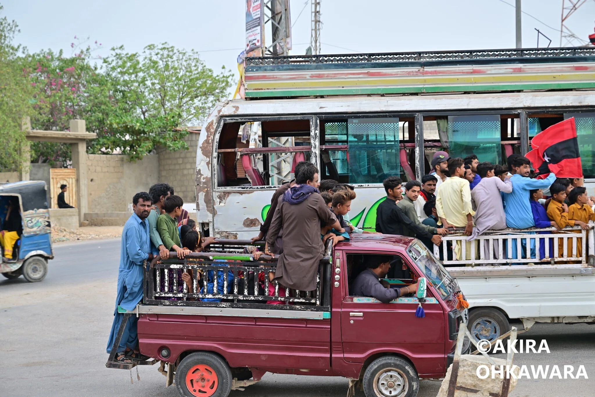 パキスタンのカラチ近郊‐バスや軽カーゴの荷台に乗る人々 | 国際