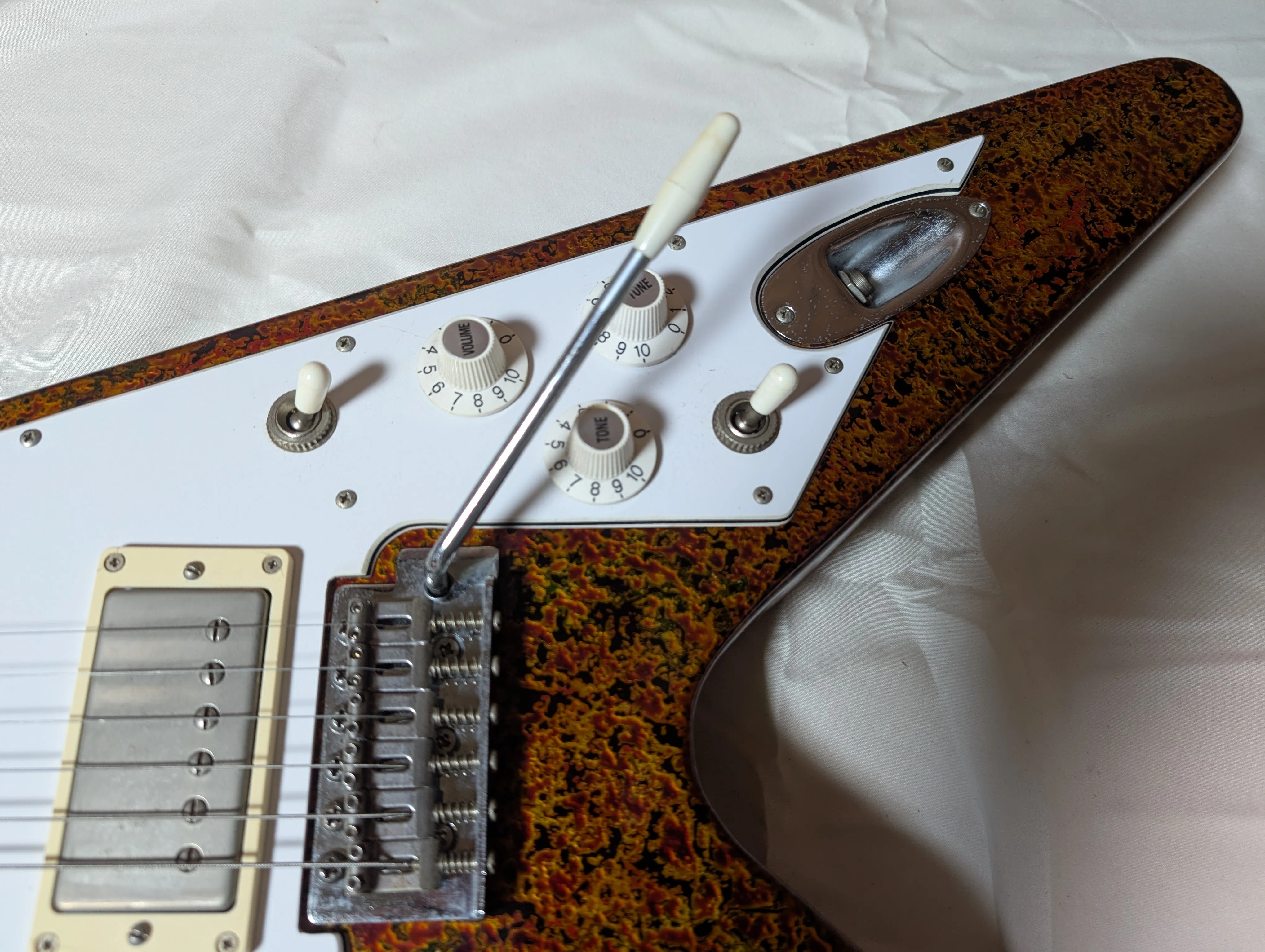 Modifying a Second Tsugaru-nuri Style Guitar｜歌月工芸