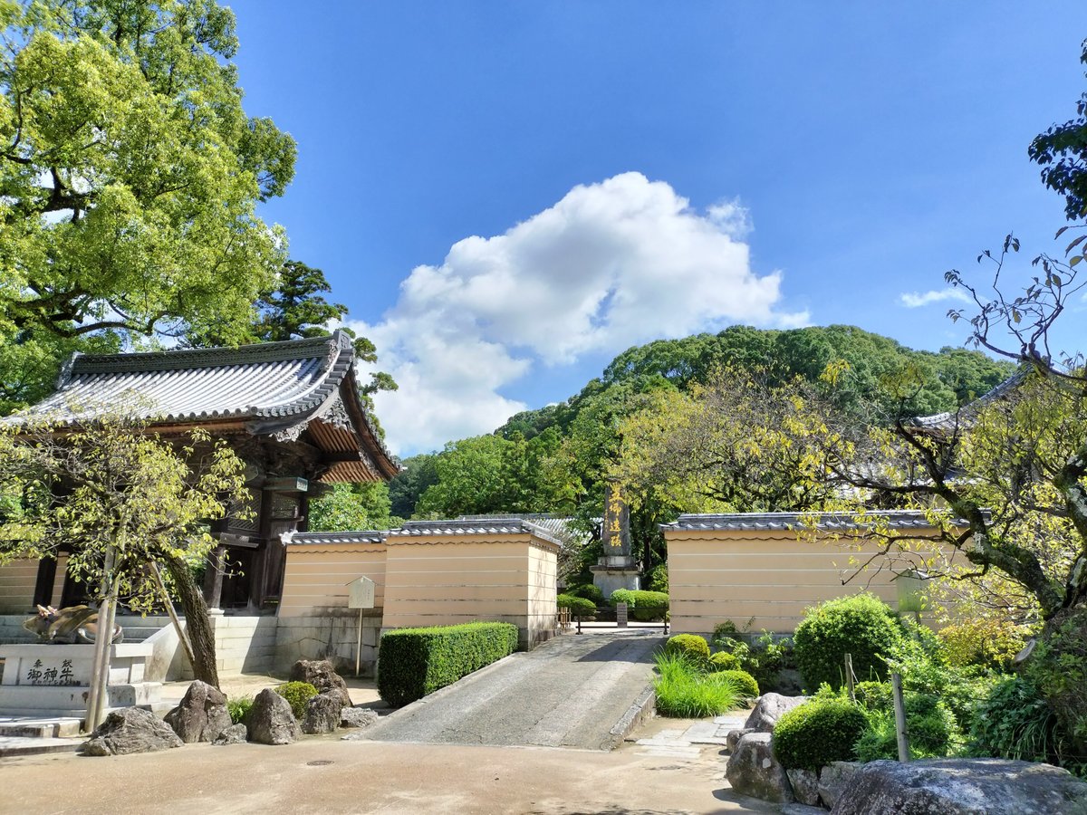 延寿王院の正門と境内の風景。五卿が滞在した太宰府の幕末史跡で、中岡慎太郎ゆかりの地