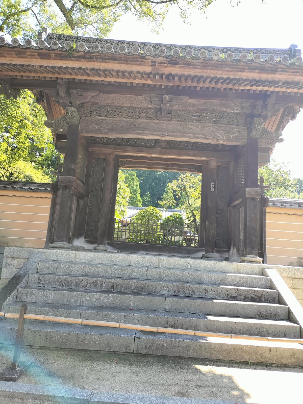 延寿王院の重厚な木造門の近景。幕末期に五卿が滞在し、中岡慎太郎も訪れた太宰府の史跡