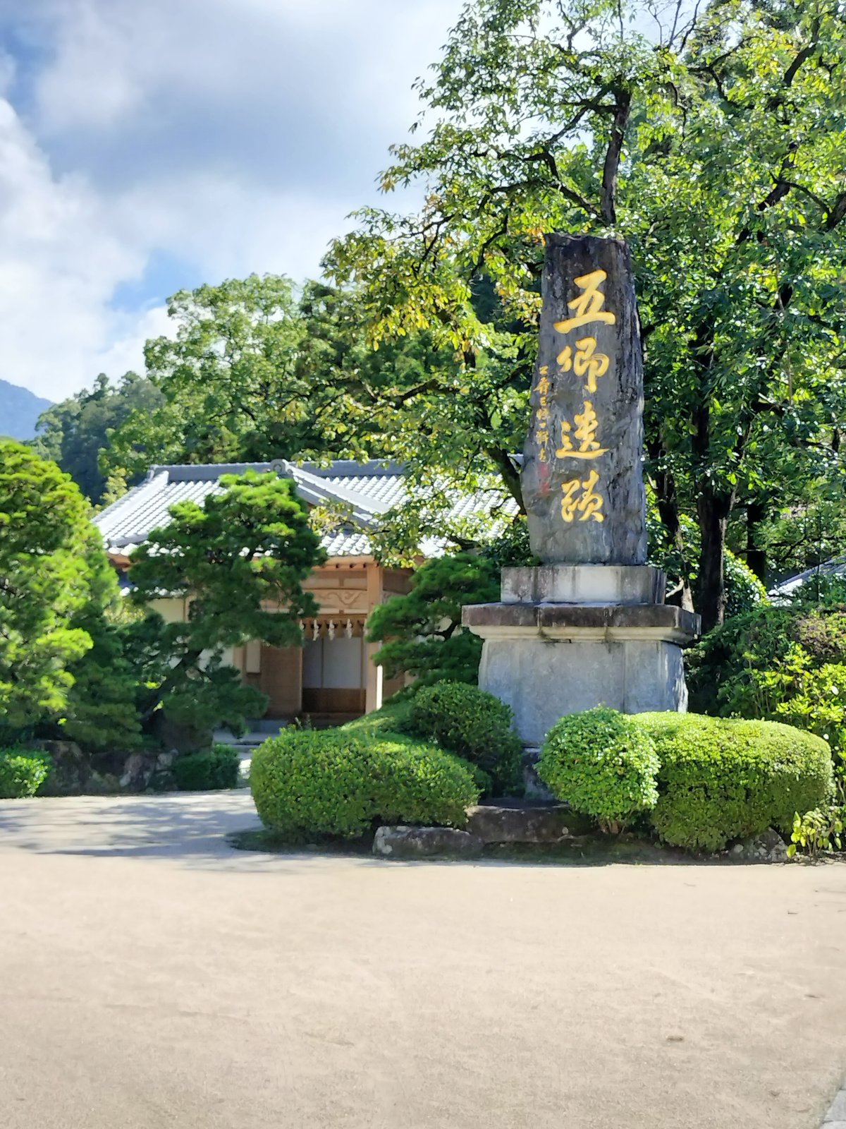 太宰府天満宮境内に建つ「五卿延寿院」の石碑。幕末に五卿が滞在し、中岡慎太郎ら志士が訪れた延寿王院ゆかりの史跡