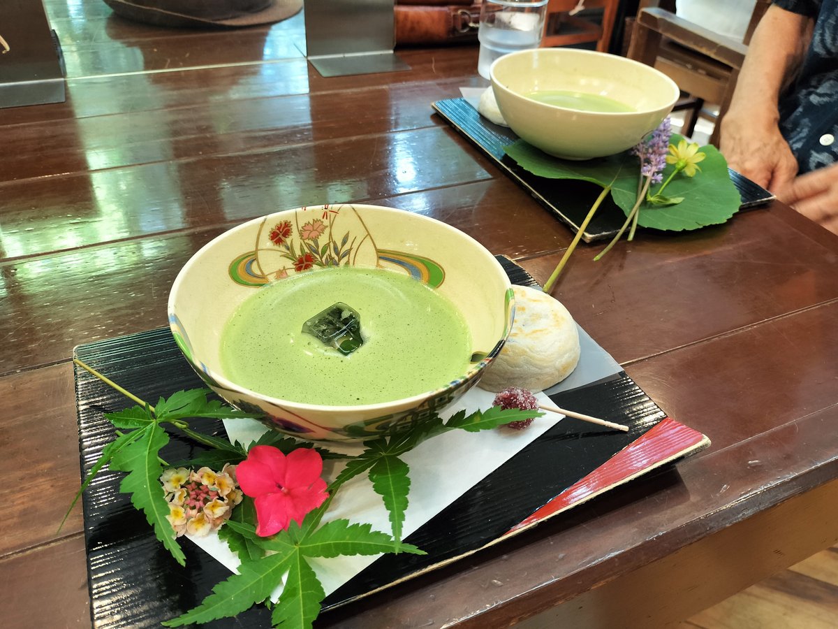 太宰府参道・松屋でいただいた抹茶と梅ヶ枝餅。庭当時の趣を感じる和の甘味