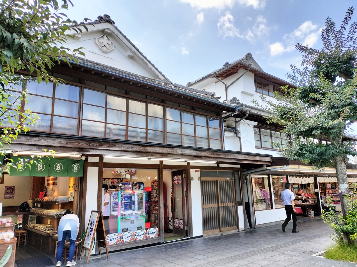 太宰府参道の松屋と隣接する店舗外観。松屋は幕末に薩摩藩の定宿、隣は長州藩の定宿と伝わる建物