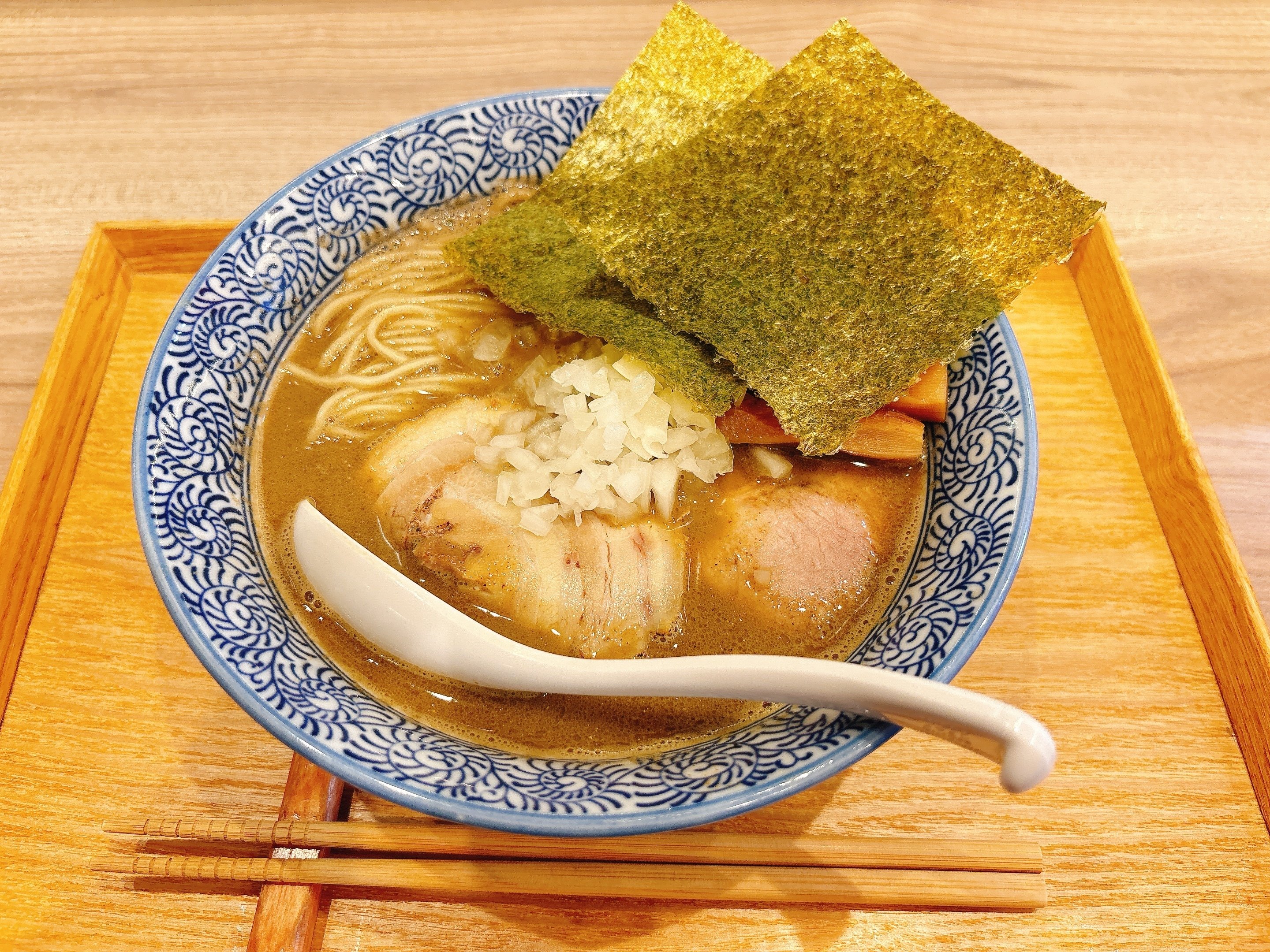 煮干乃宴:香ばしさがクセになる濃厚煮干しスープ。選べる麺も嬉しい