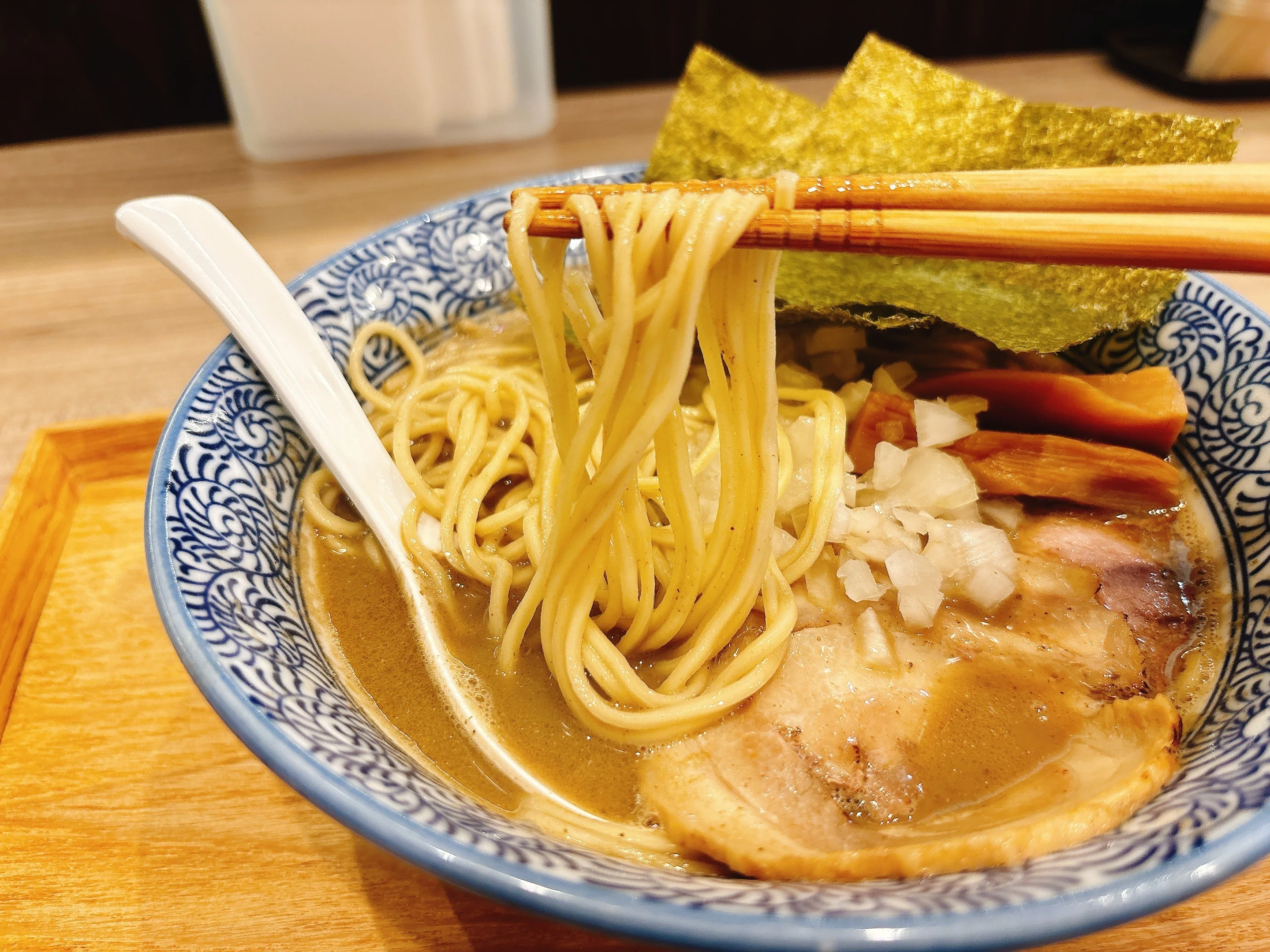 煮干乃宴:香ばしさがクセになる濃厚煮干しスープ。選べる麺も嬉しい