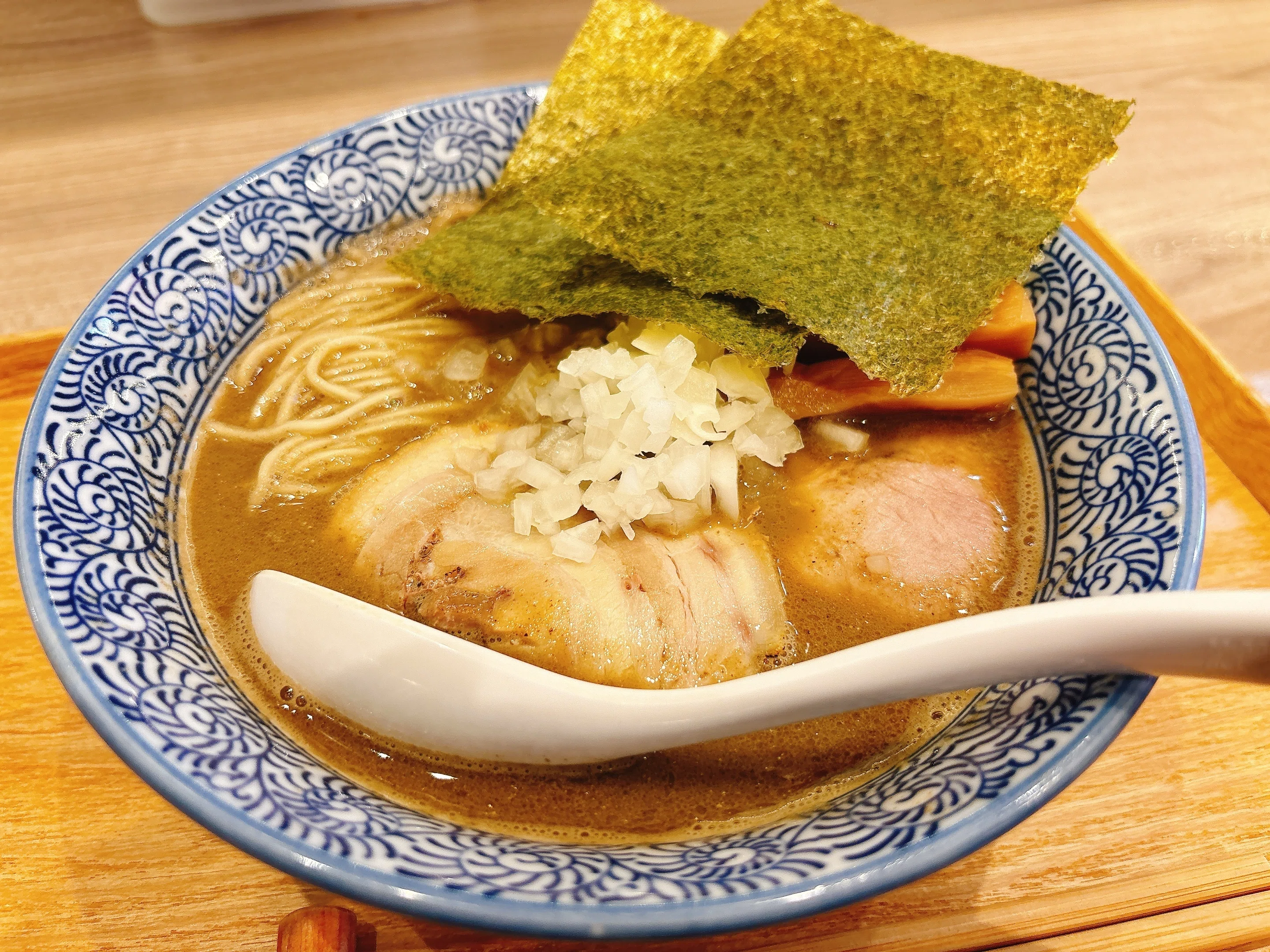 煮干乃宴:香ばしさがクセになる濃厚煮干しスープ。選べる麺も嬉しい