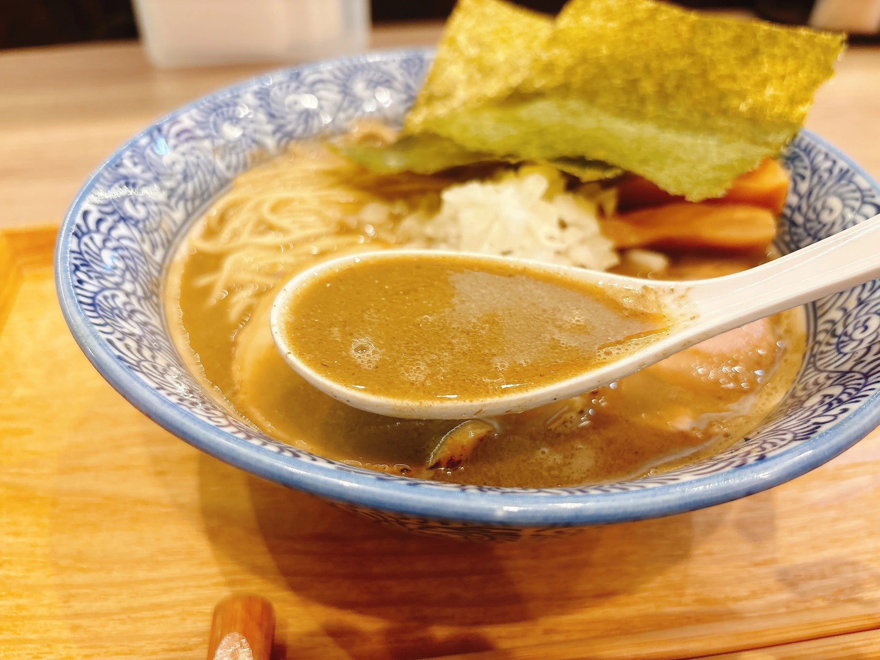 煮干乃宴:香ばしさがクセになる濃厚煮干しスープ。選べる麺も嬉しい