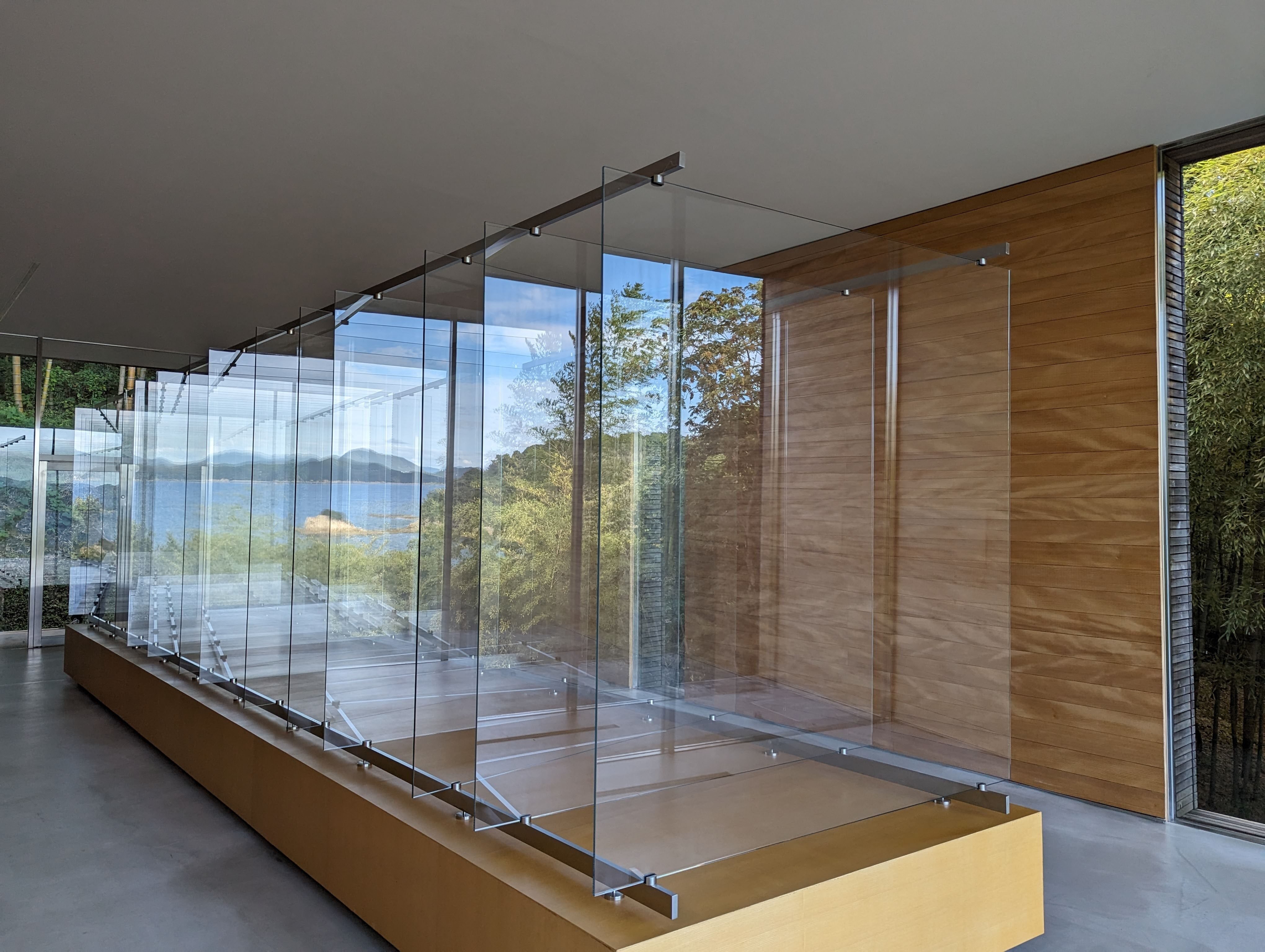 無人島に置かれた“無用”の芸術｜透明ランナー