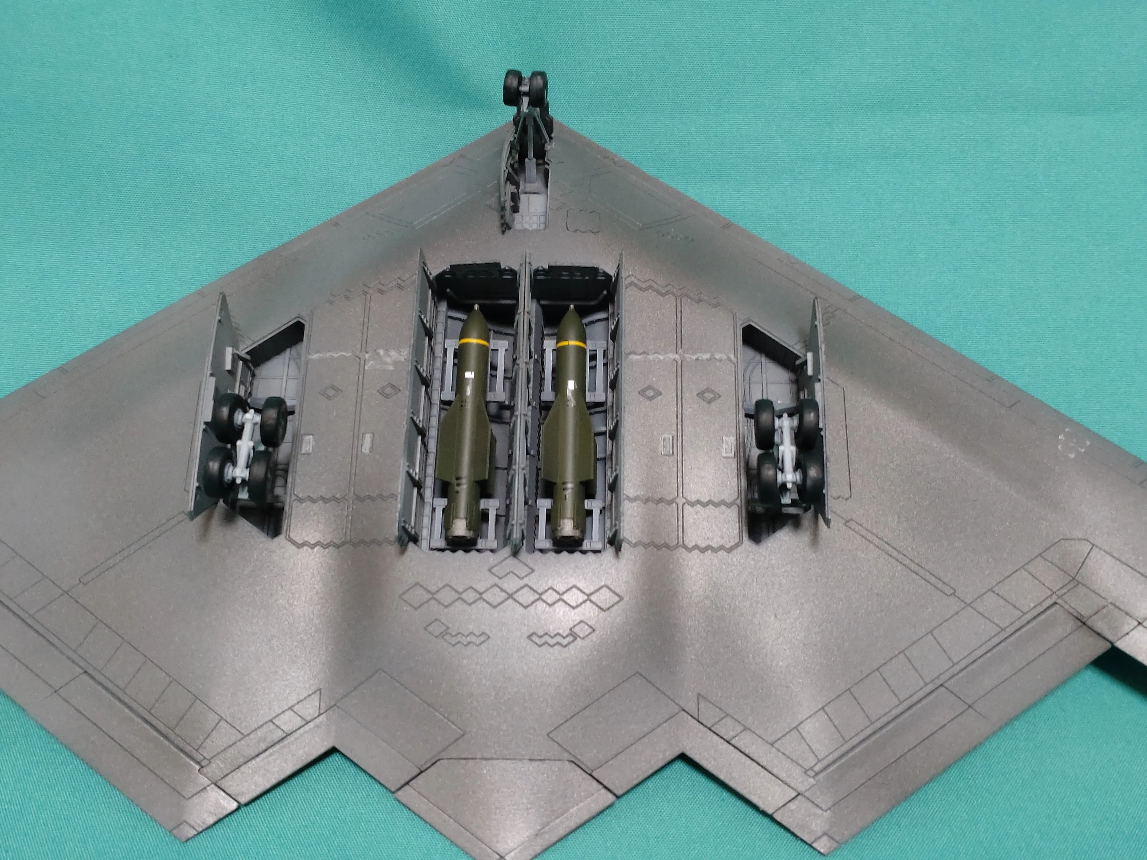 B-2 ステルス爆撃機 プラモデル 完成品1/144スケール 今話題のステルス爆撃機キットレビュー 無事完成ですがデカールだけは