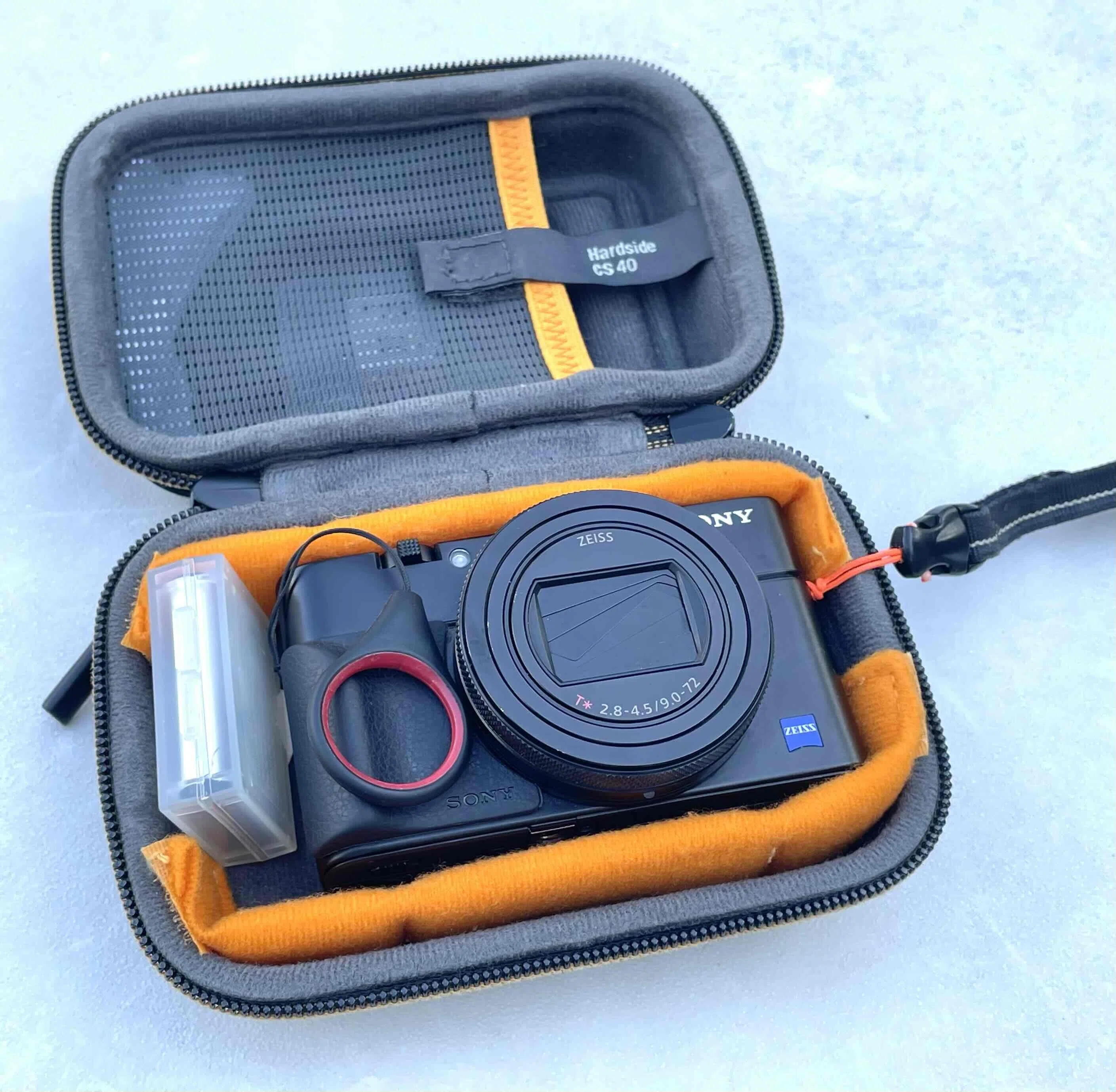 SONY RX100M7【マクロレンズ・グリップ・ストラップ・ケース付】 RX100M7はダブルストラップとハードケースで｜Osamu WindRipper