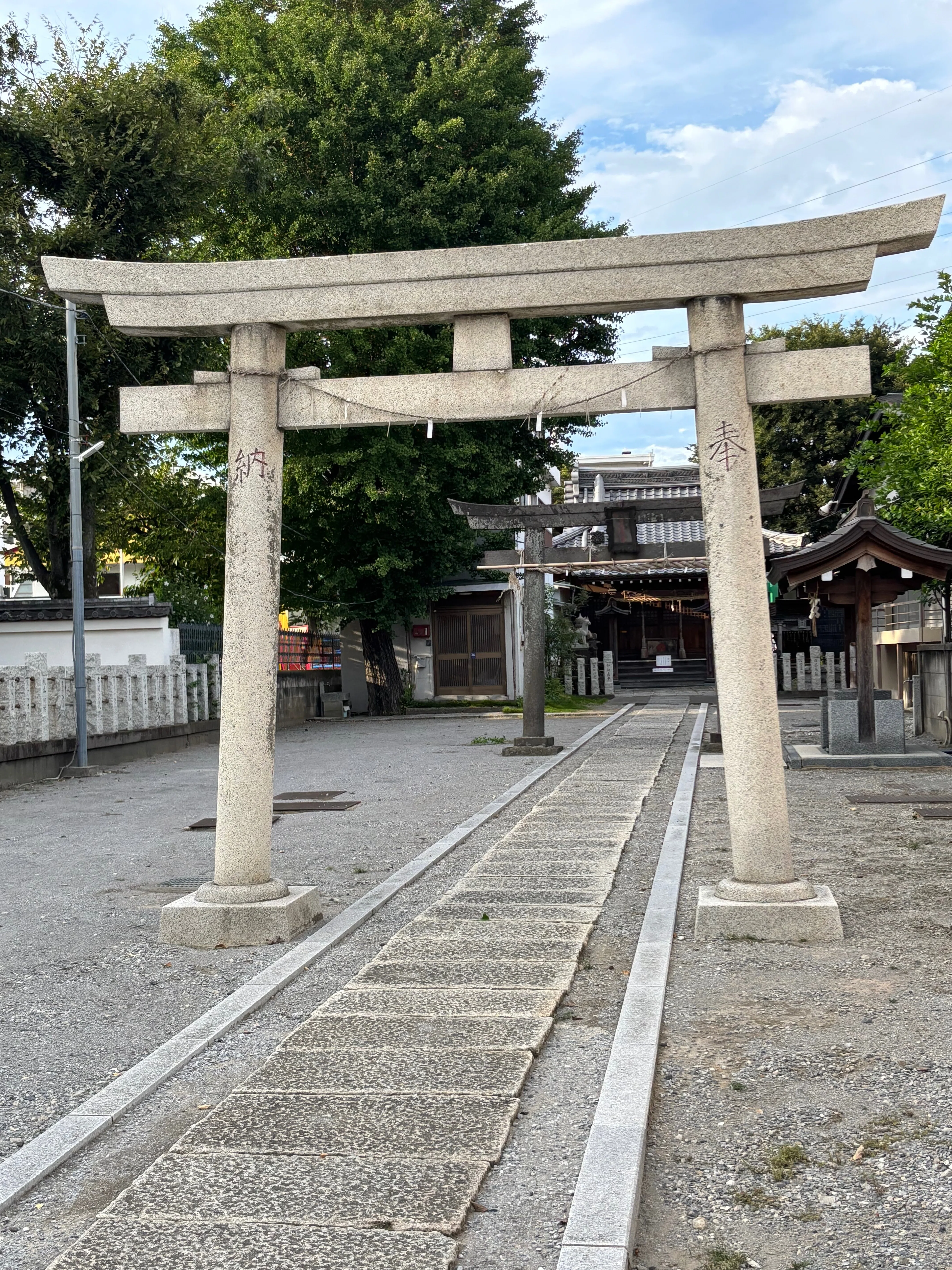 アモール東和の庚申堂と北三谷稲荷神社｜yumiパンダ