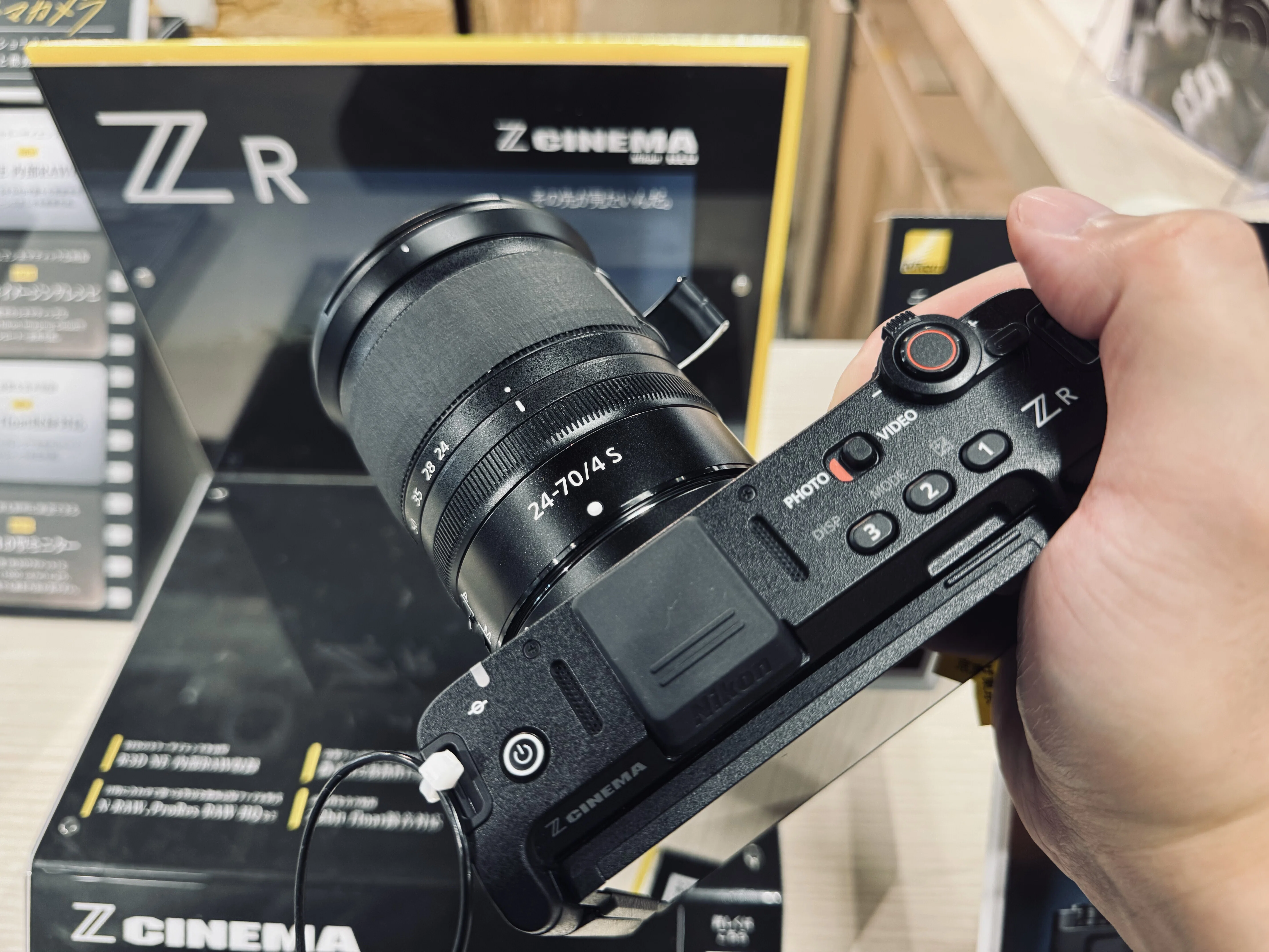 コンセプトが刺さるカメラ！Nikon ZR を予約した理由｜ゆーすけ