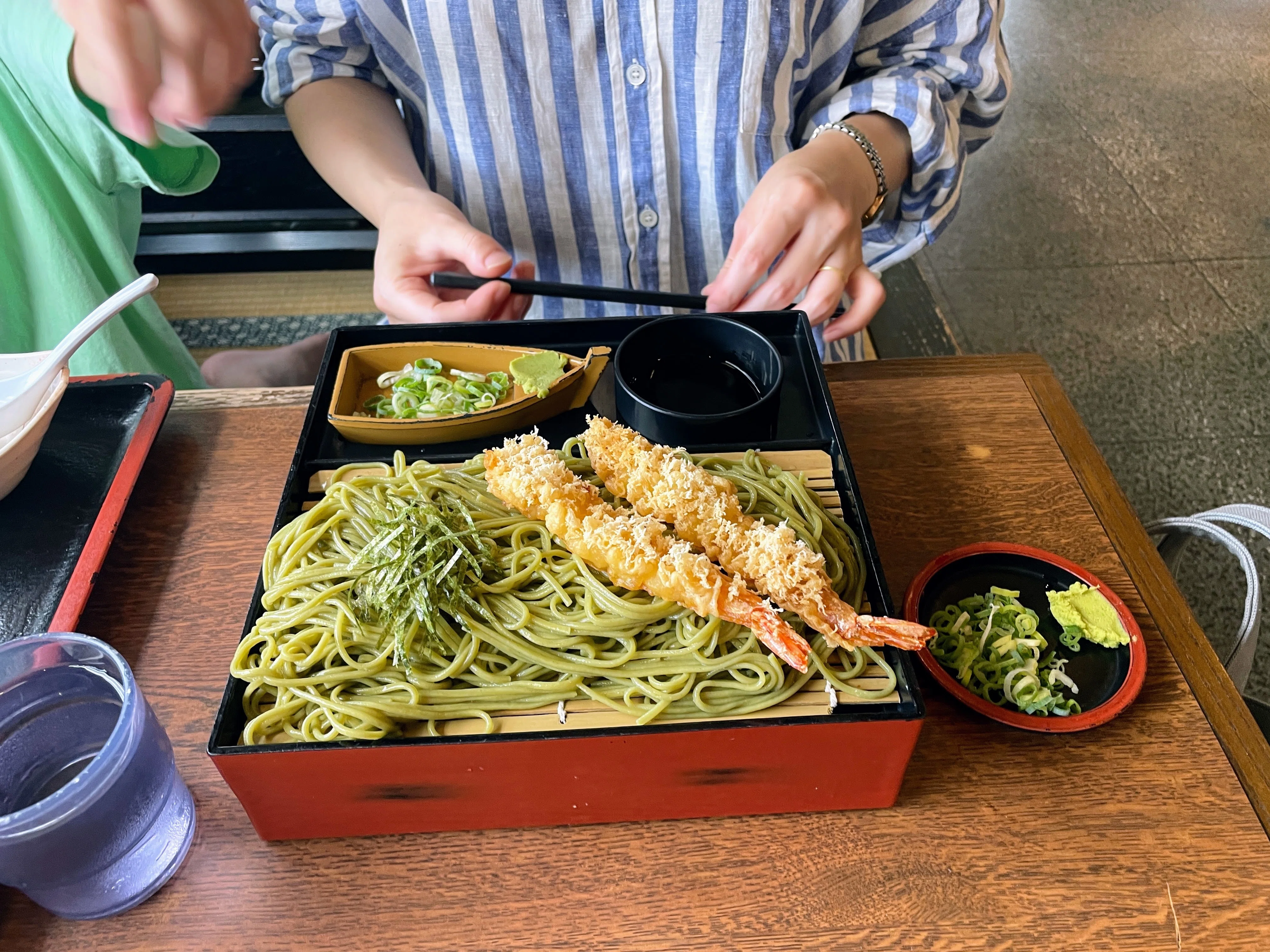 こまどりうどん「天ざる茶そば」の海老天が100点満点だった。｜サカイ