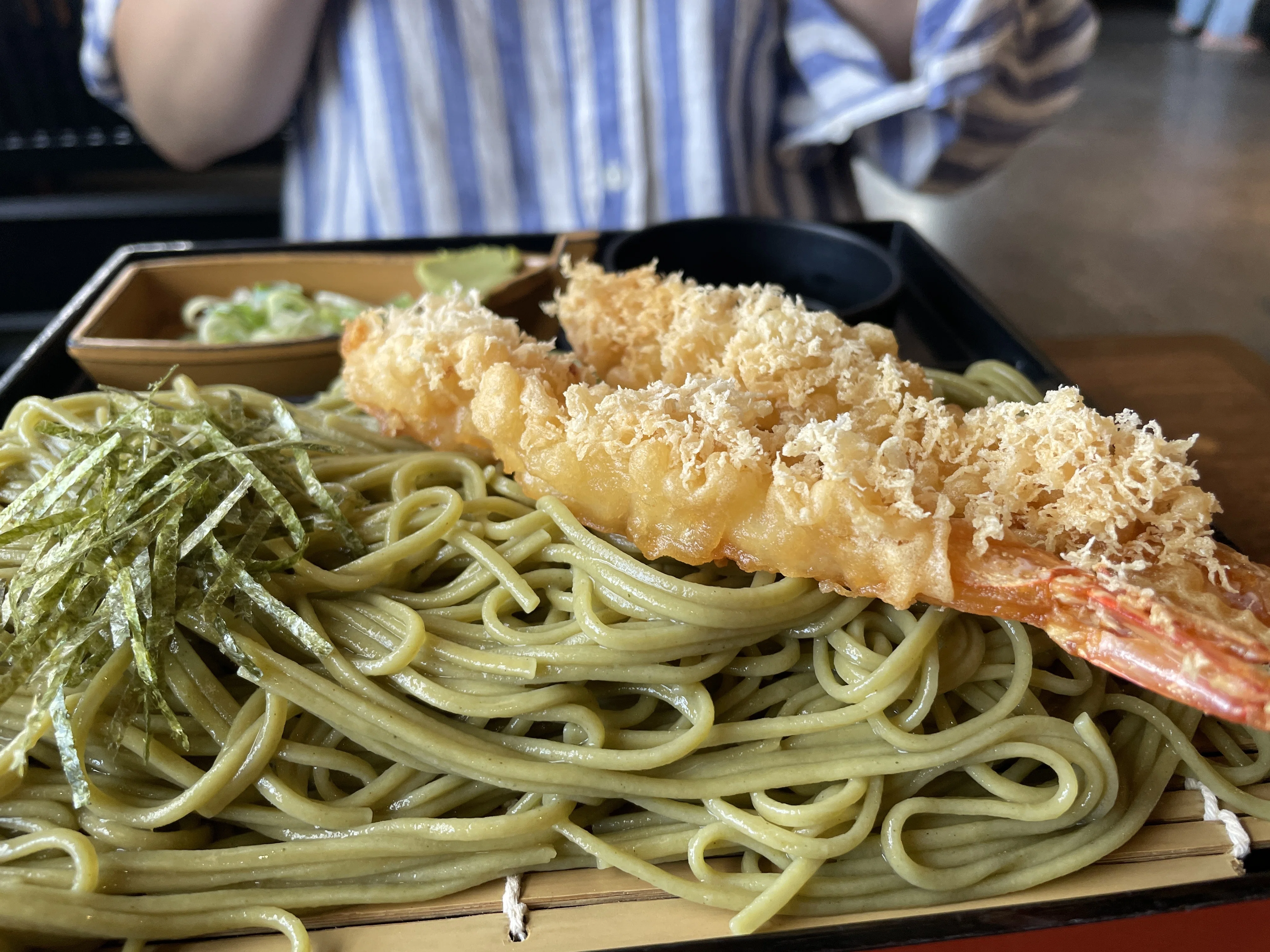 こまどりうどん「天ざる茶そば」の海老天が100点満点だった。｜サカイ