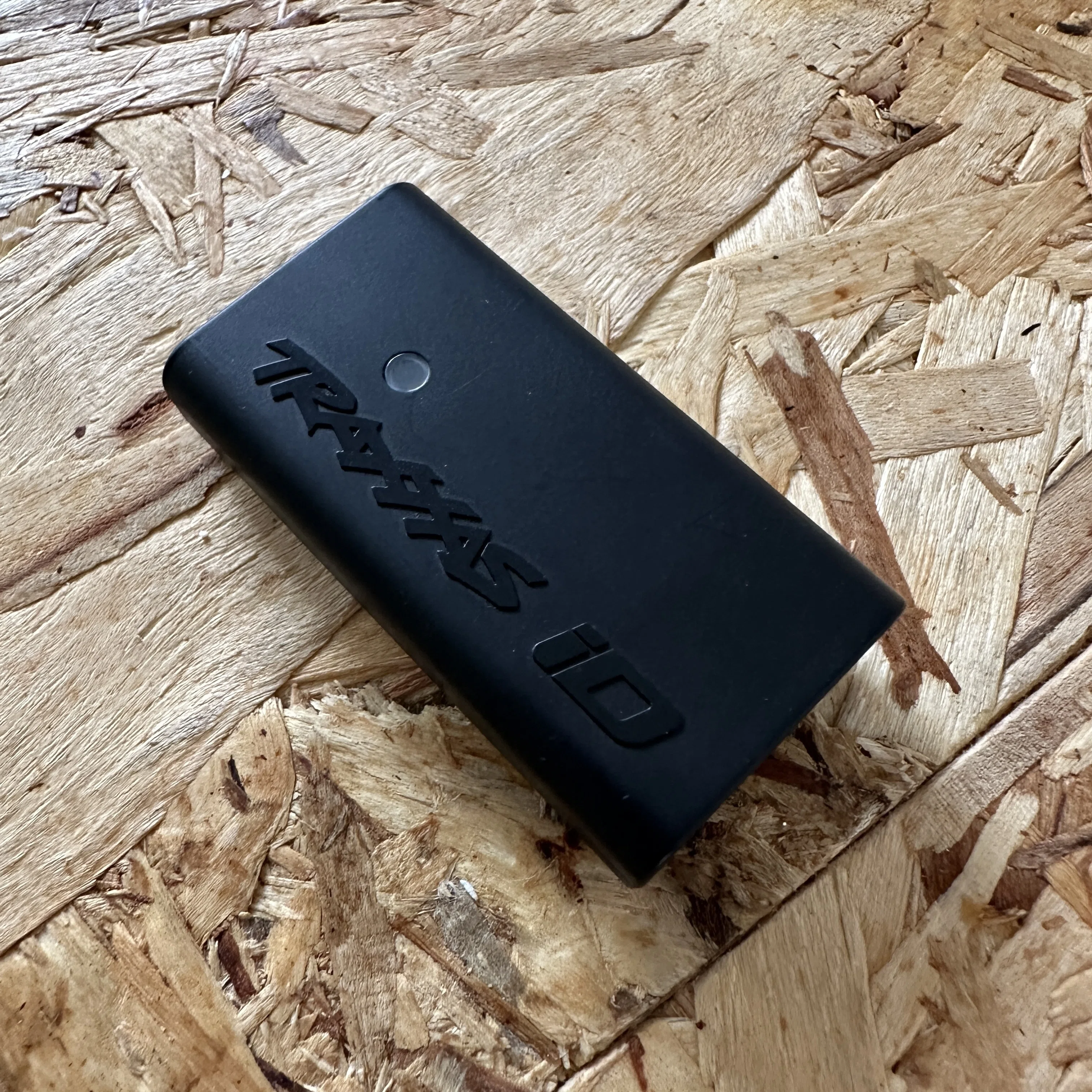 神アイテム発見】トラクサス専用バッテリーをスマホ充電器で充電する