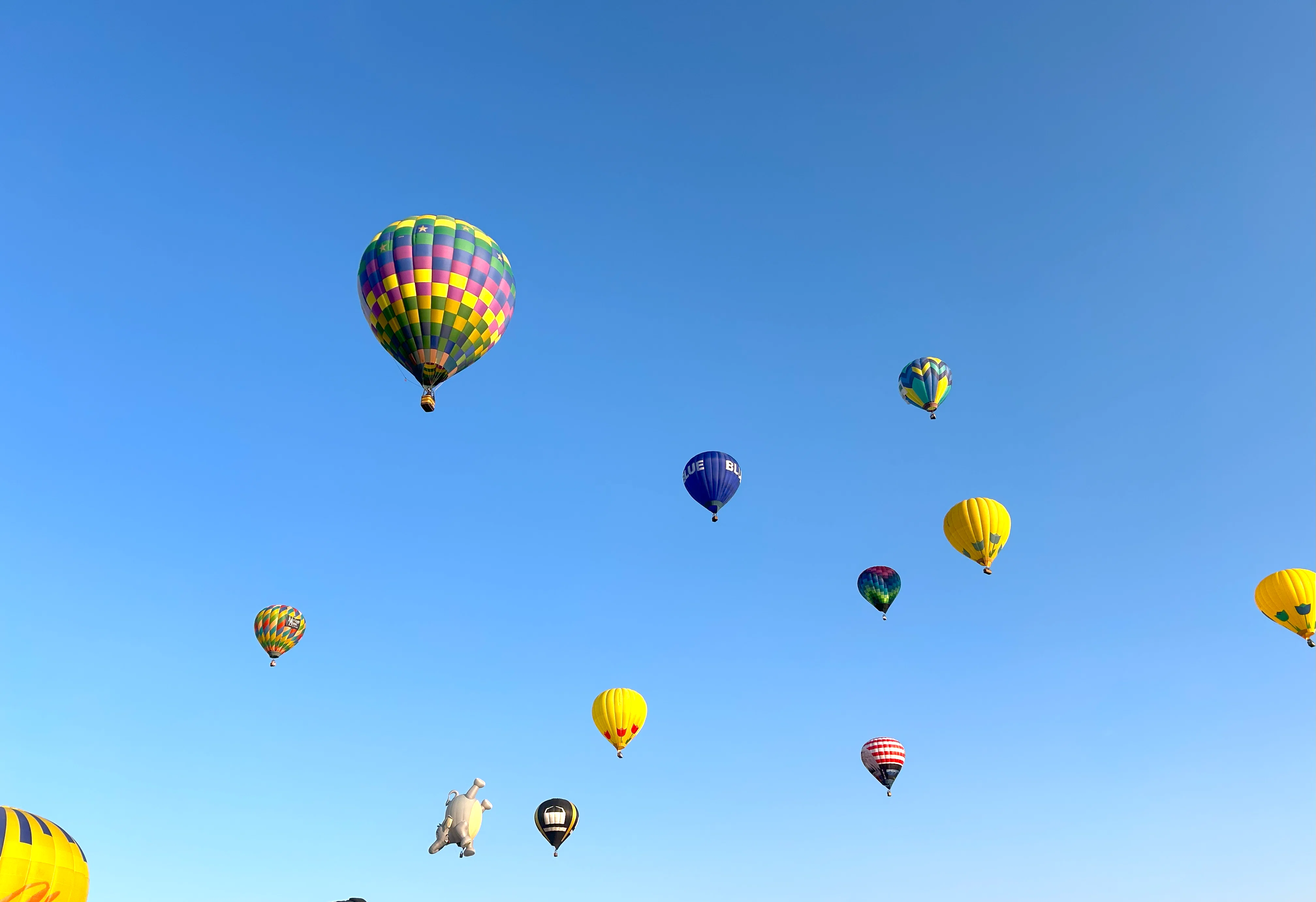 無料画像「舞い上がるカラフルな気球」 - 空, 風船, カラフル 