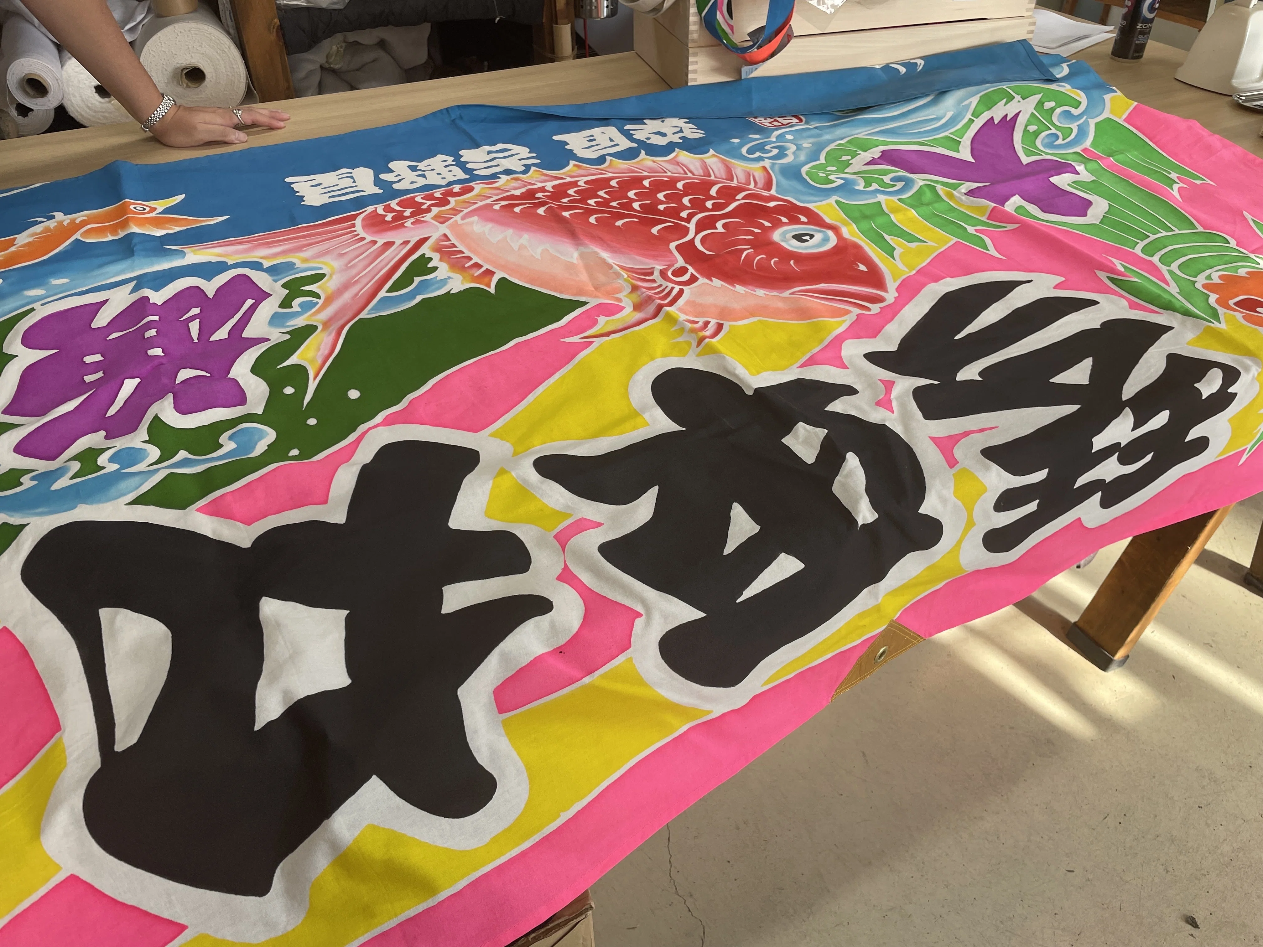ゴミがアートに!? 偶然出会ったアーティストが教えてくれた大漁旗の