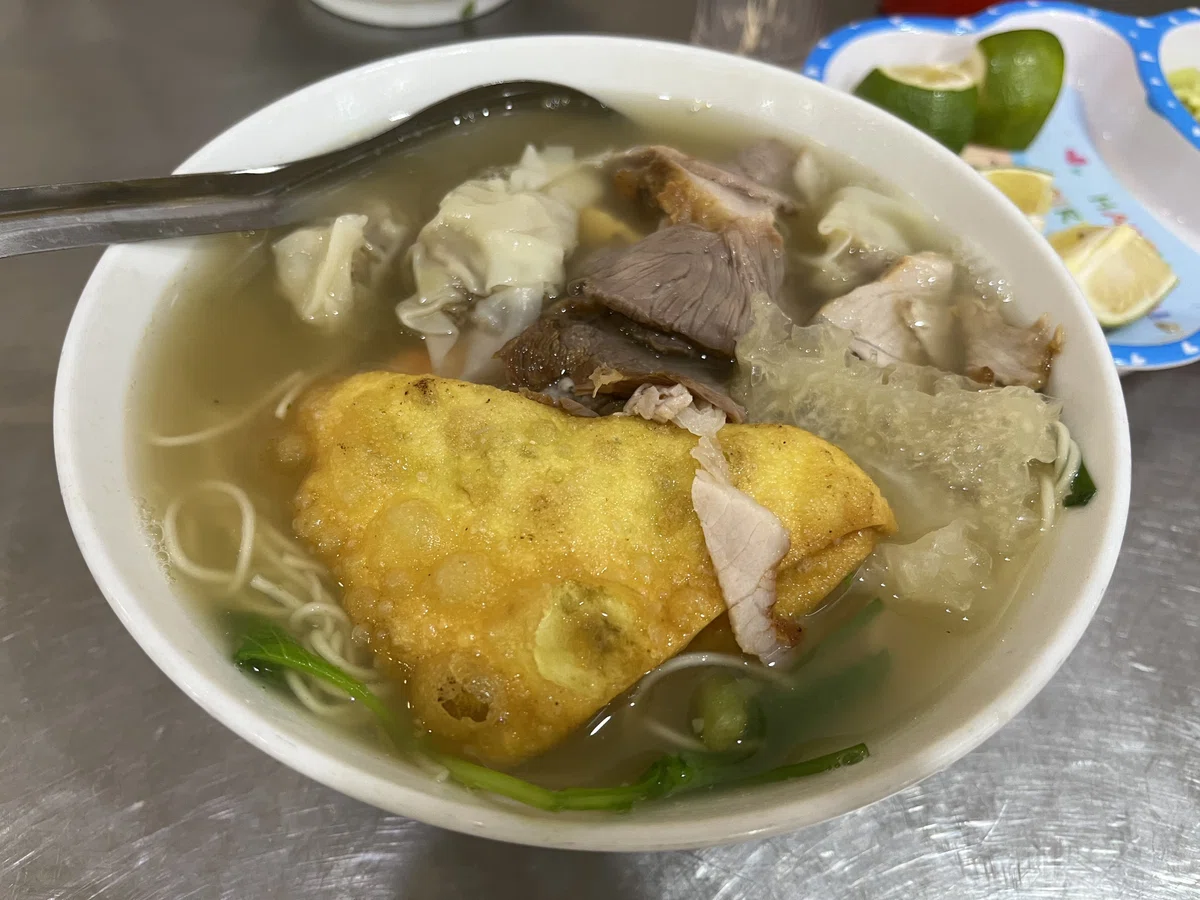 Hanoi Real Note #19: Local food with light soup, large-scale business ...