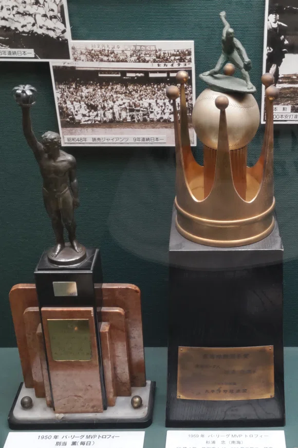 東京六大学野球連盟100周年記念展にて慶應義塾野球部ゆかりの品を見