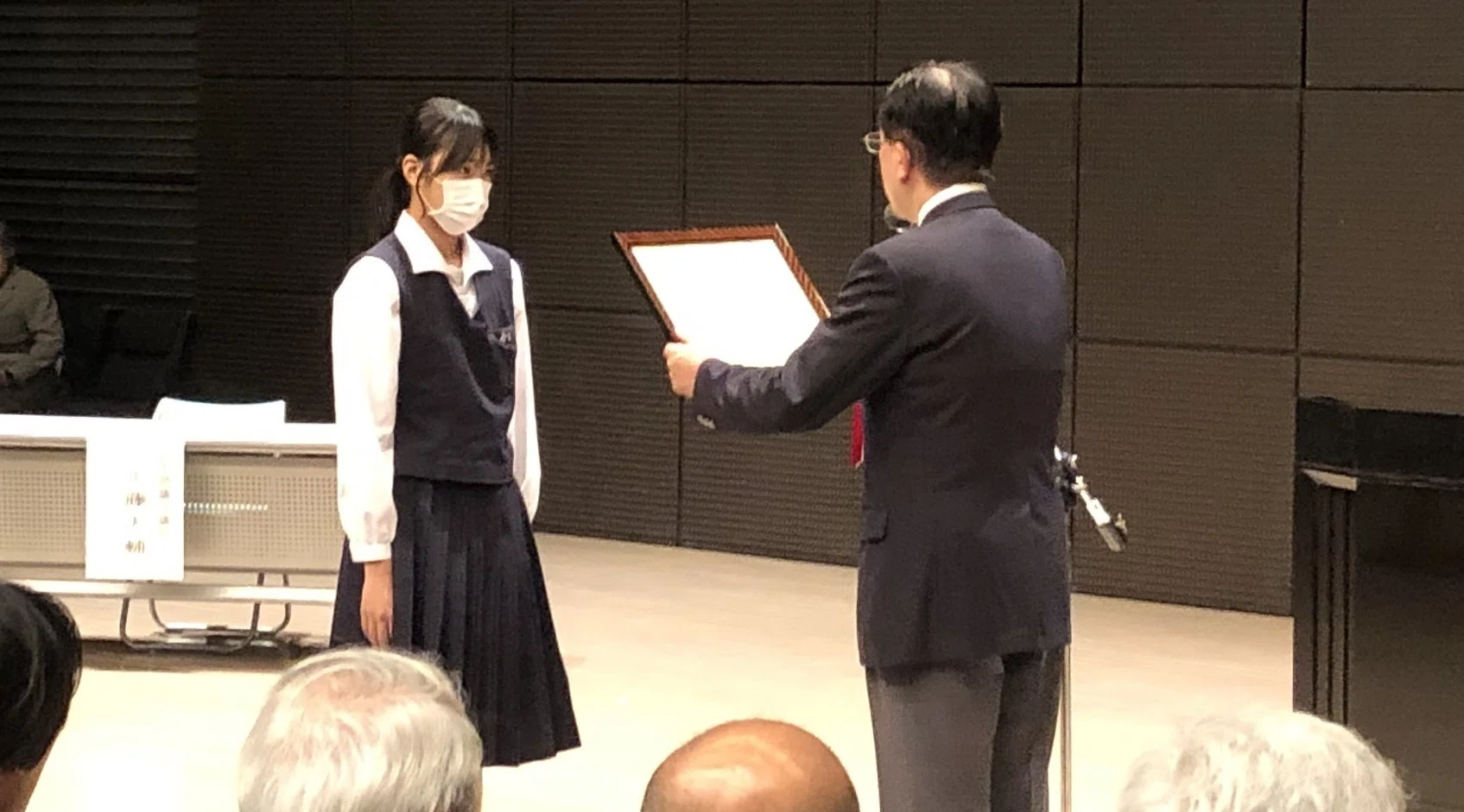 盛岡市立高】達増知事から表彰（国スポ愛称・スローガン入賞作品表彰式