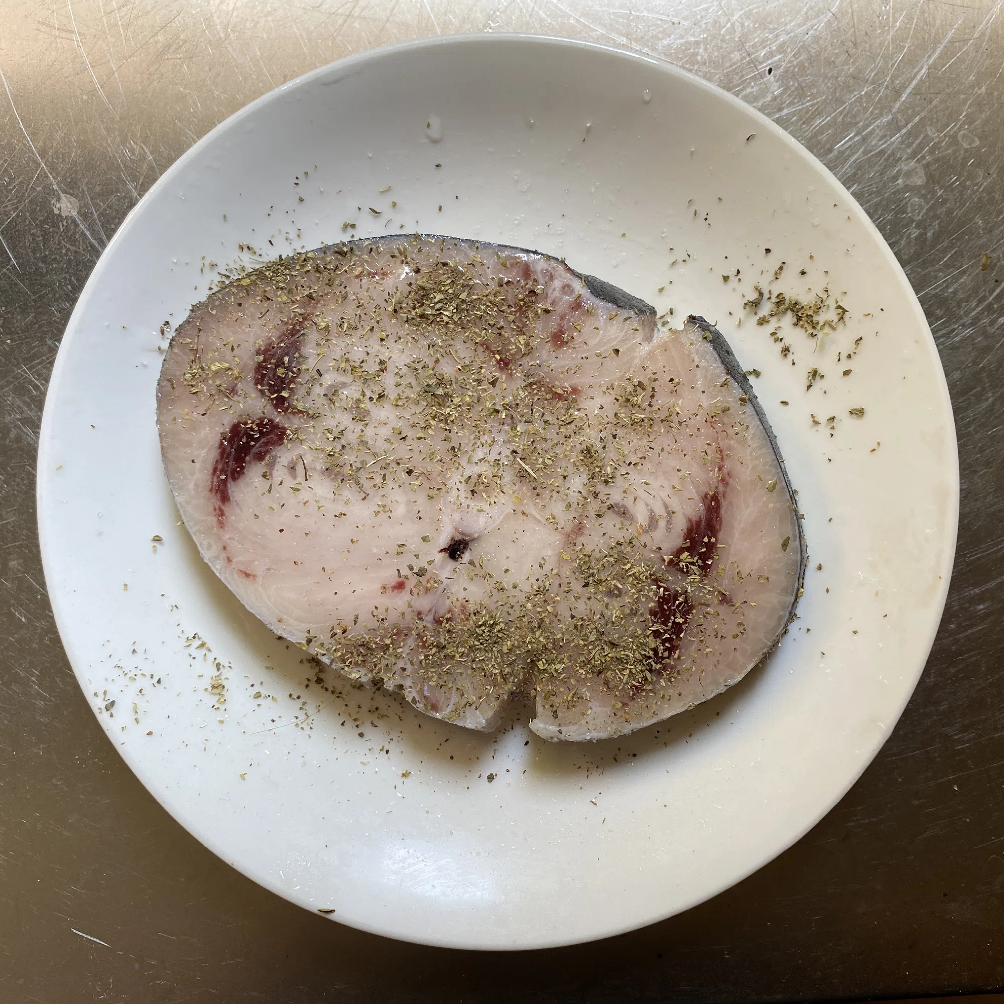 彩の良い簡単魚料理・カジキマグロの水夫風 ペシェスパダ アッラ