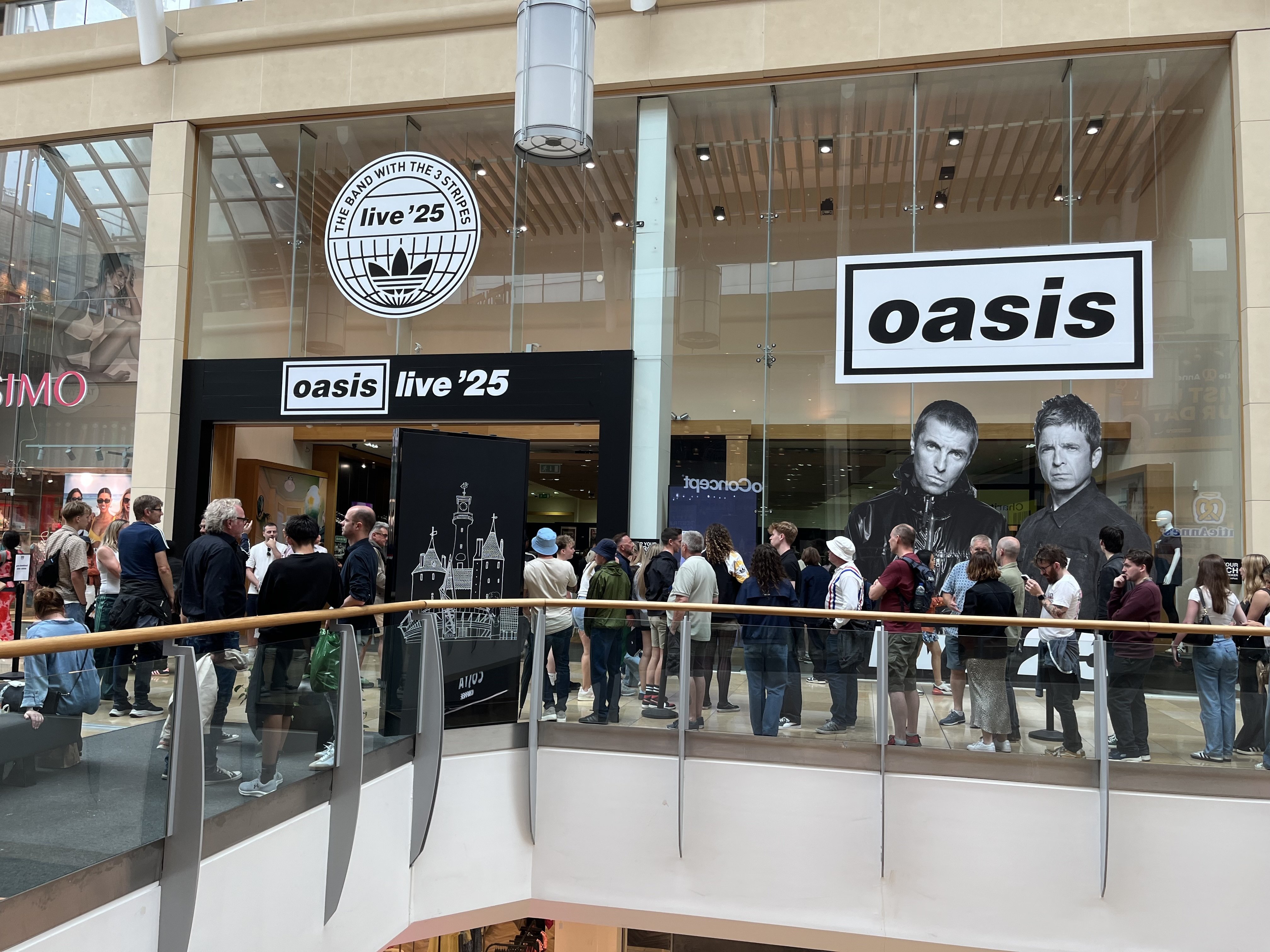 オアシスライブ25、イギリス グッズ販売は沢山ありすぎ