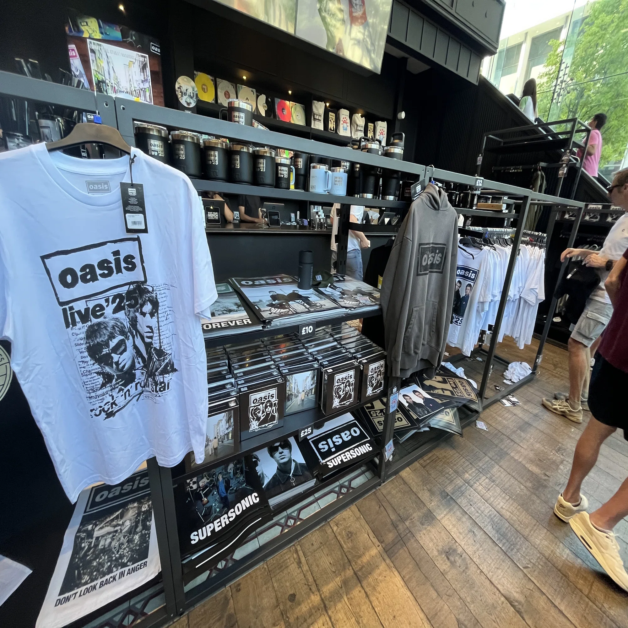 オアシスライブ25、イギリス グッズ販売は沢山ありすぎ、、、｜ささのり