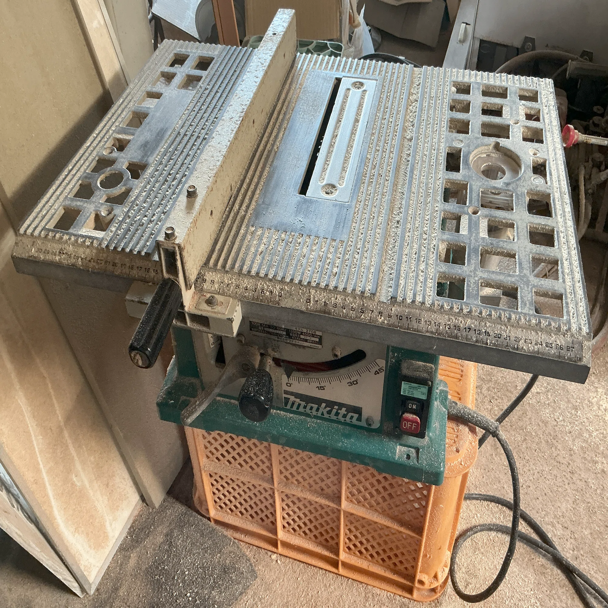 端材で簡単に安く、マルノコ盤のスタンドを作って安全に効率よくDIY 