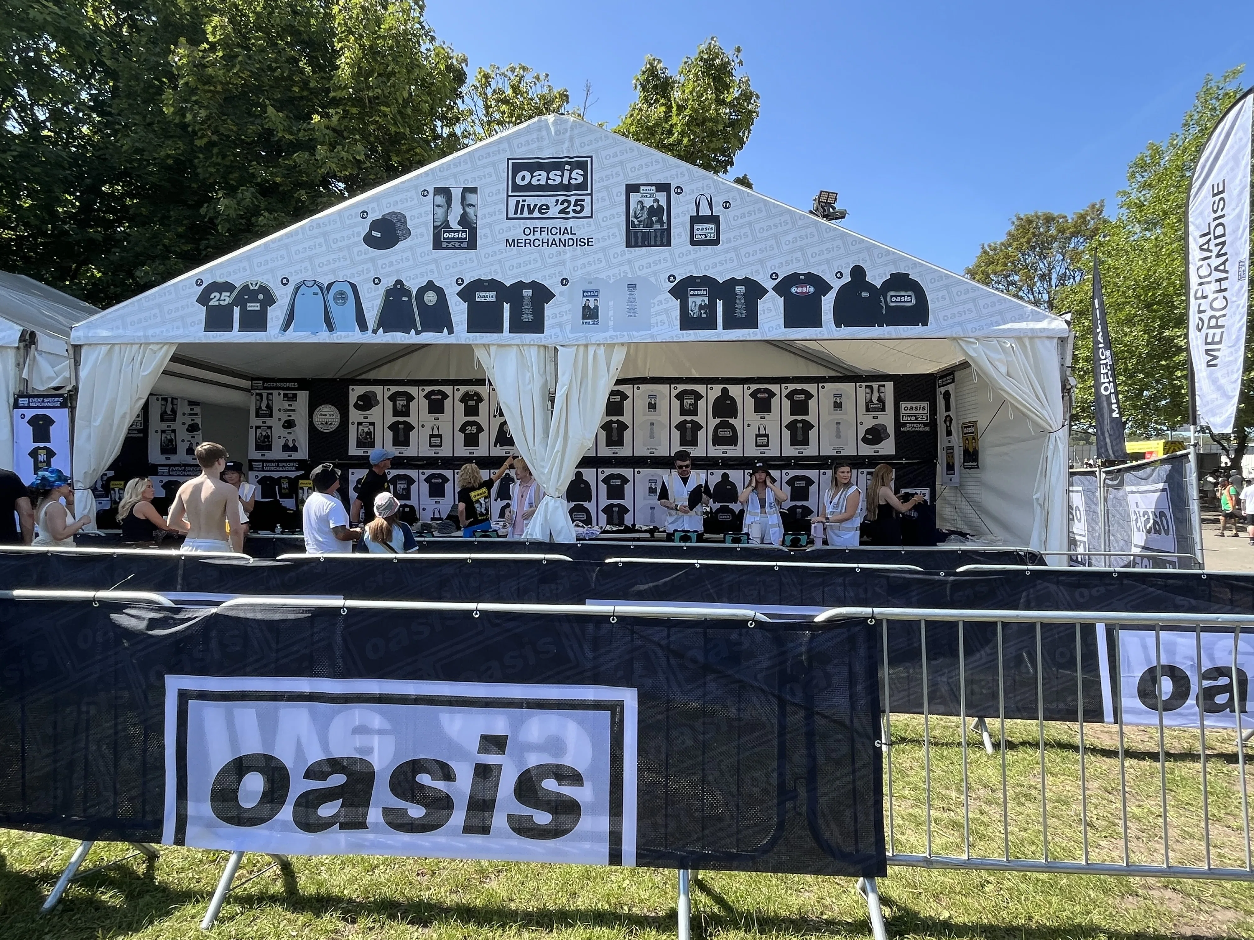 オアシスライブ25、イギリス グッズ販売は沢山ありすぎ、、、｜ささのり