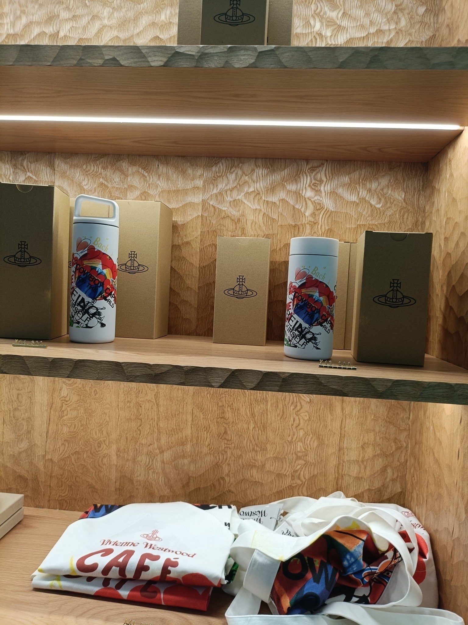 3種セット！ヴィヴィアン・ウエストウッド カフェ　限定　キーホルダー 3種セット！ヴィヴィアン・ウエストウッド カフェ 限定 キーホルダー