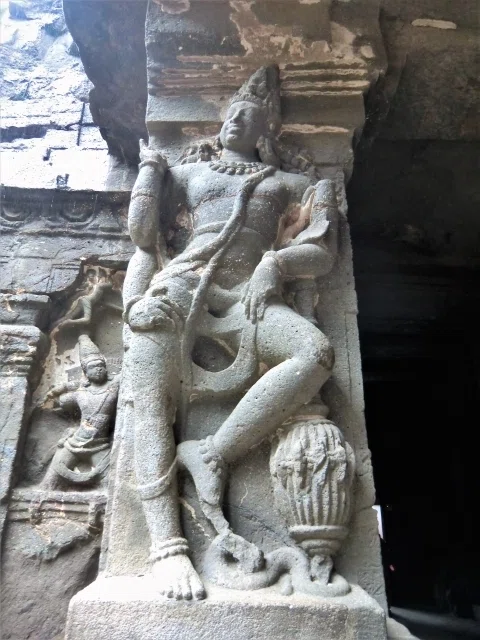 岩から現れた神々の彫刻！インドの世界遺産エローラ石窟群とは【記事を