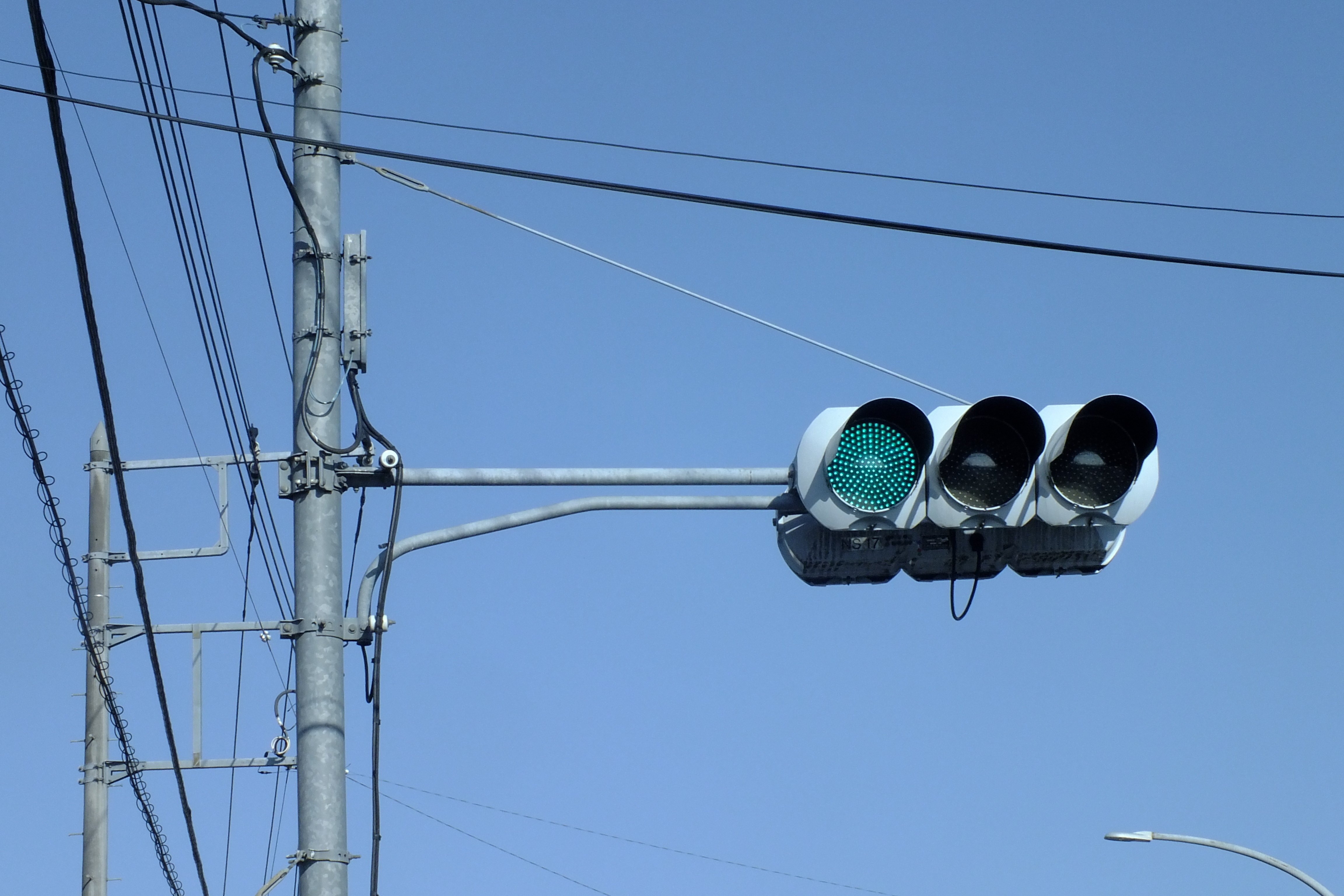 狭山-355】入間市野田にある日信厚型LED 6基と日信六角形LED歩灯 4基