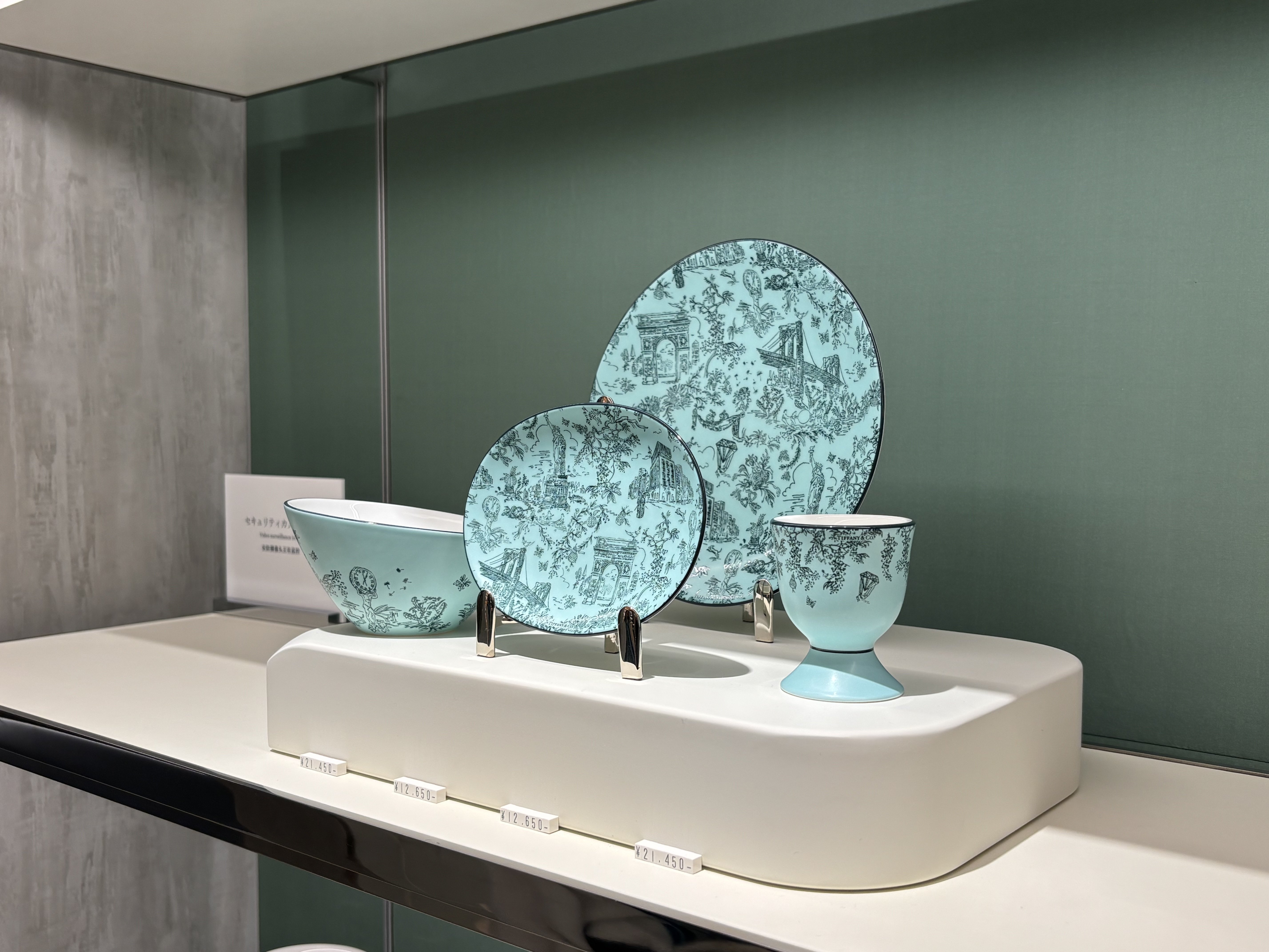 ティファニー銀座で現代アートを楽しんで、ティファニーの朝食の値段に