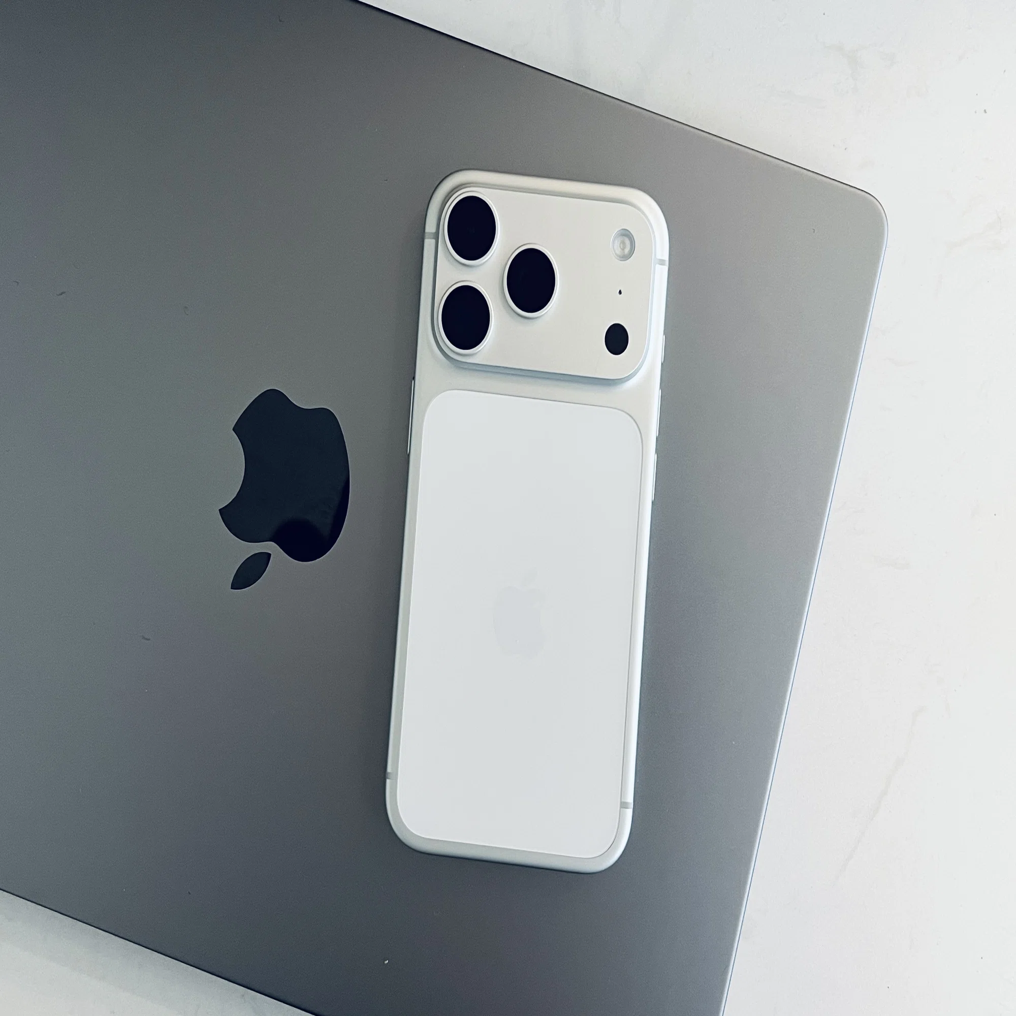 iPhone 17 Proを受け取りに香港へ｜beach_wave888