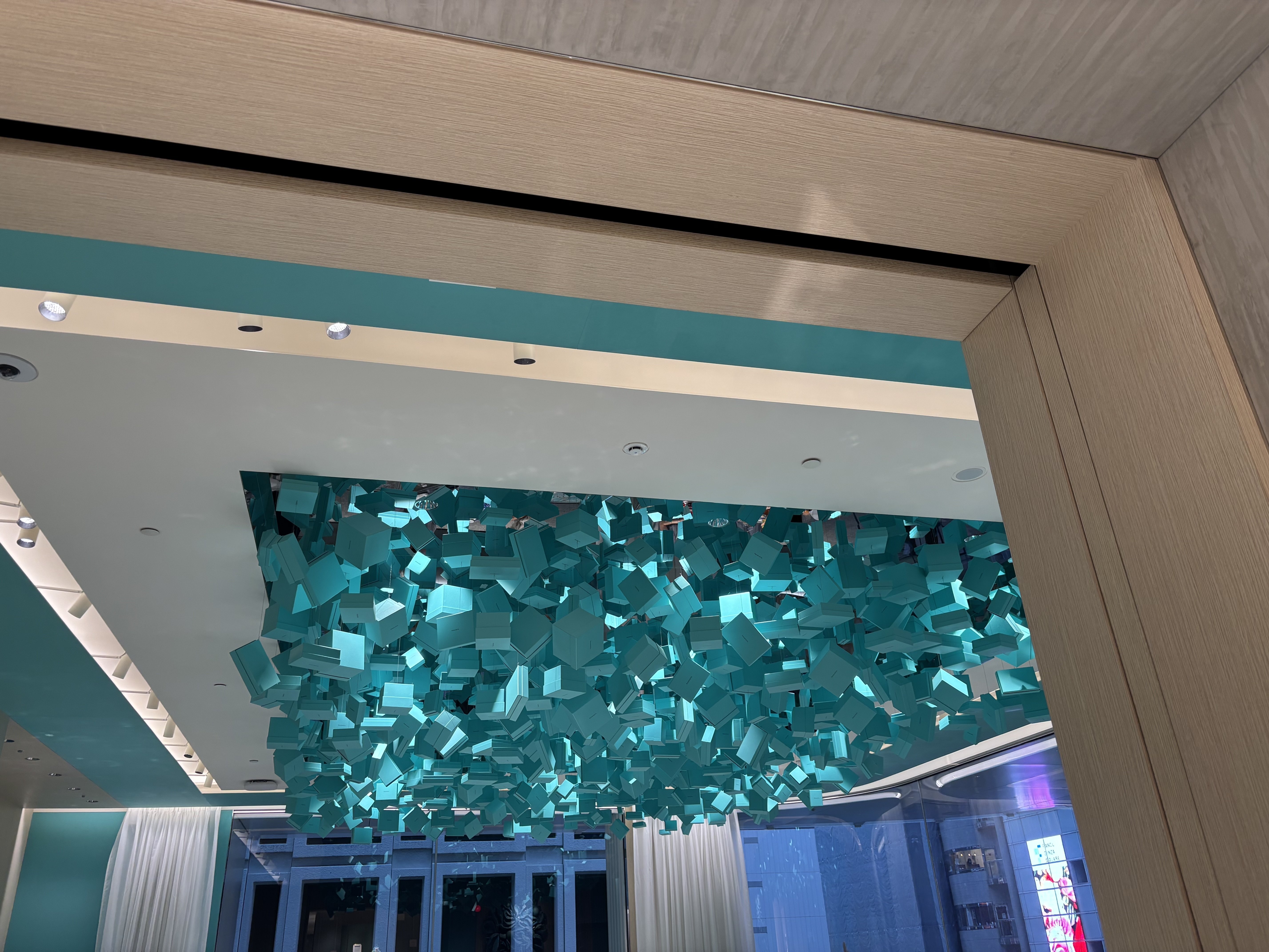 ティファニー銀座で現代アートを楽しんで、ティファニーの朝食の値段に