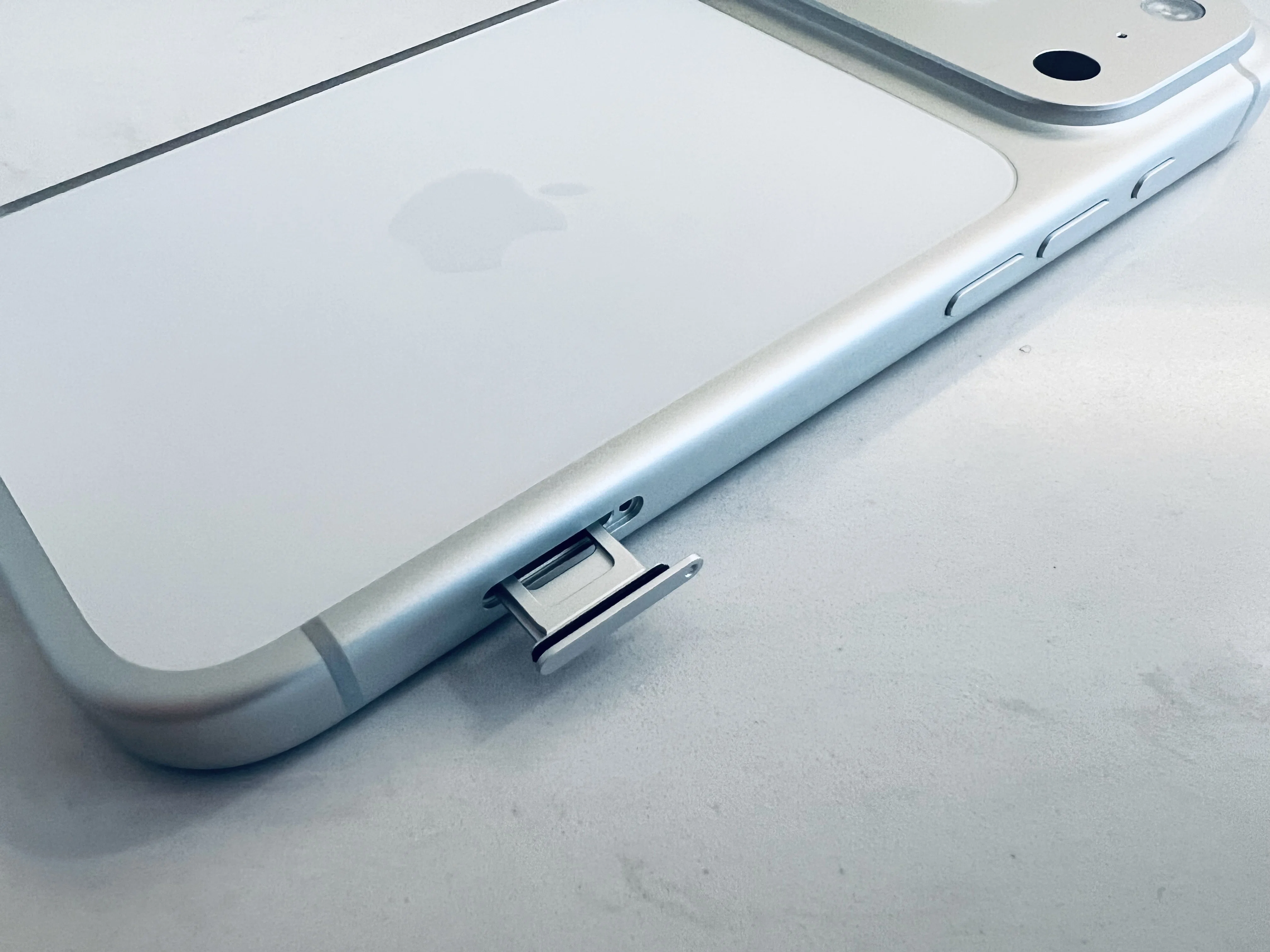[美品]香港版iPhone 17 Pro 1TB物理SIM対応 純正ケース付け iPhone 17 Proを受け取りに香港へ｜beach_wave888