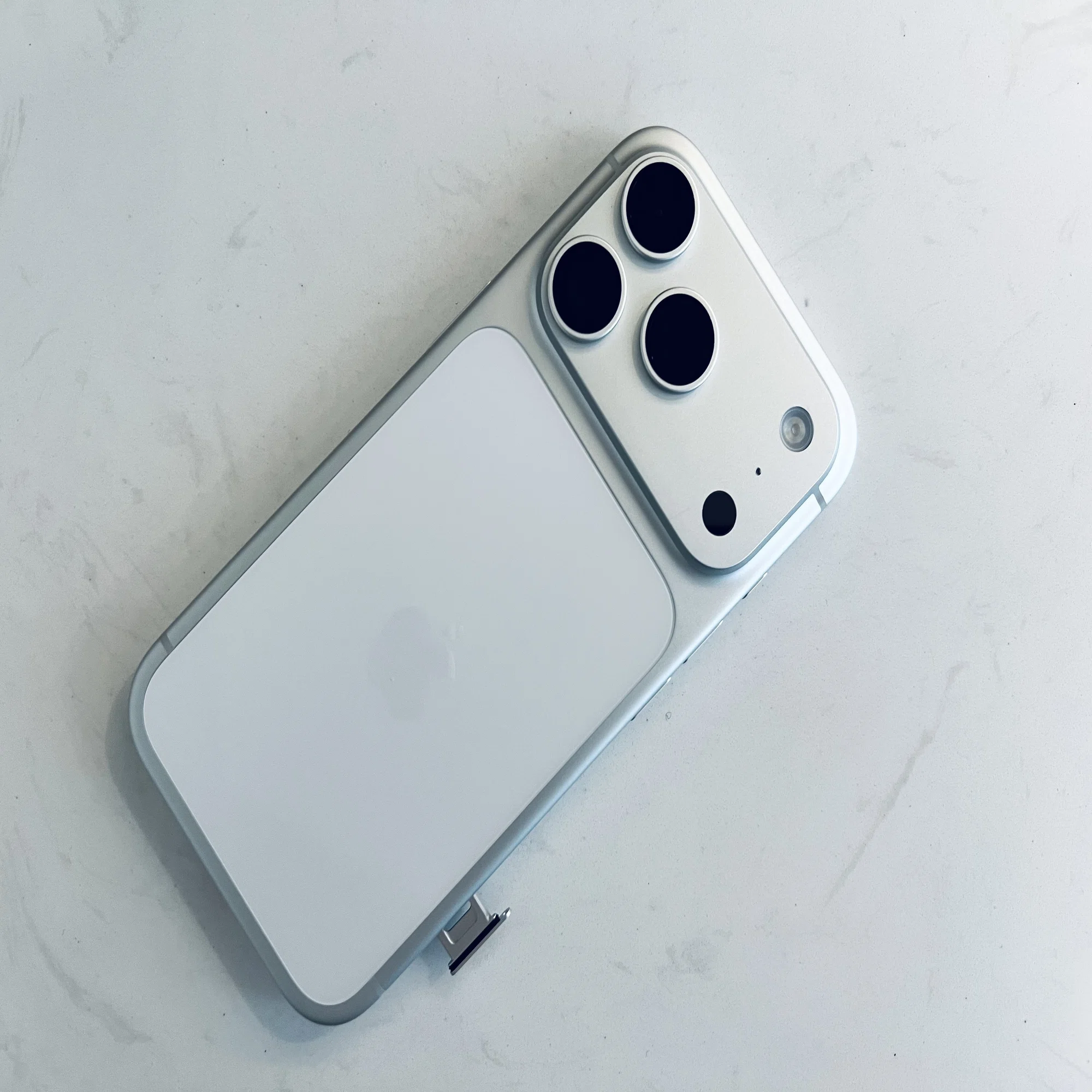 iPhone 17 Proを受け取りに香港へ｜beach_wave888