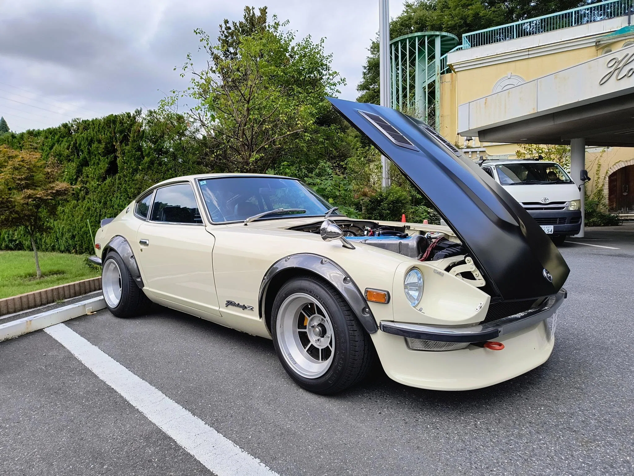 美車 悪魔の姉妹参上‼｜創業70年、1977年築の昭和レトロな温泉旅館 ホテル美