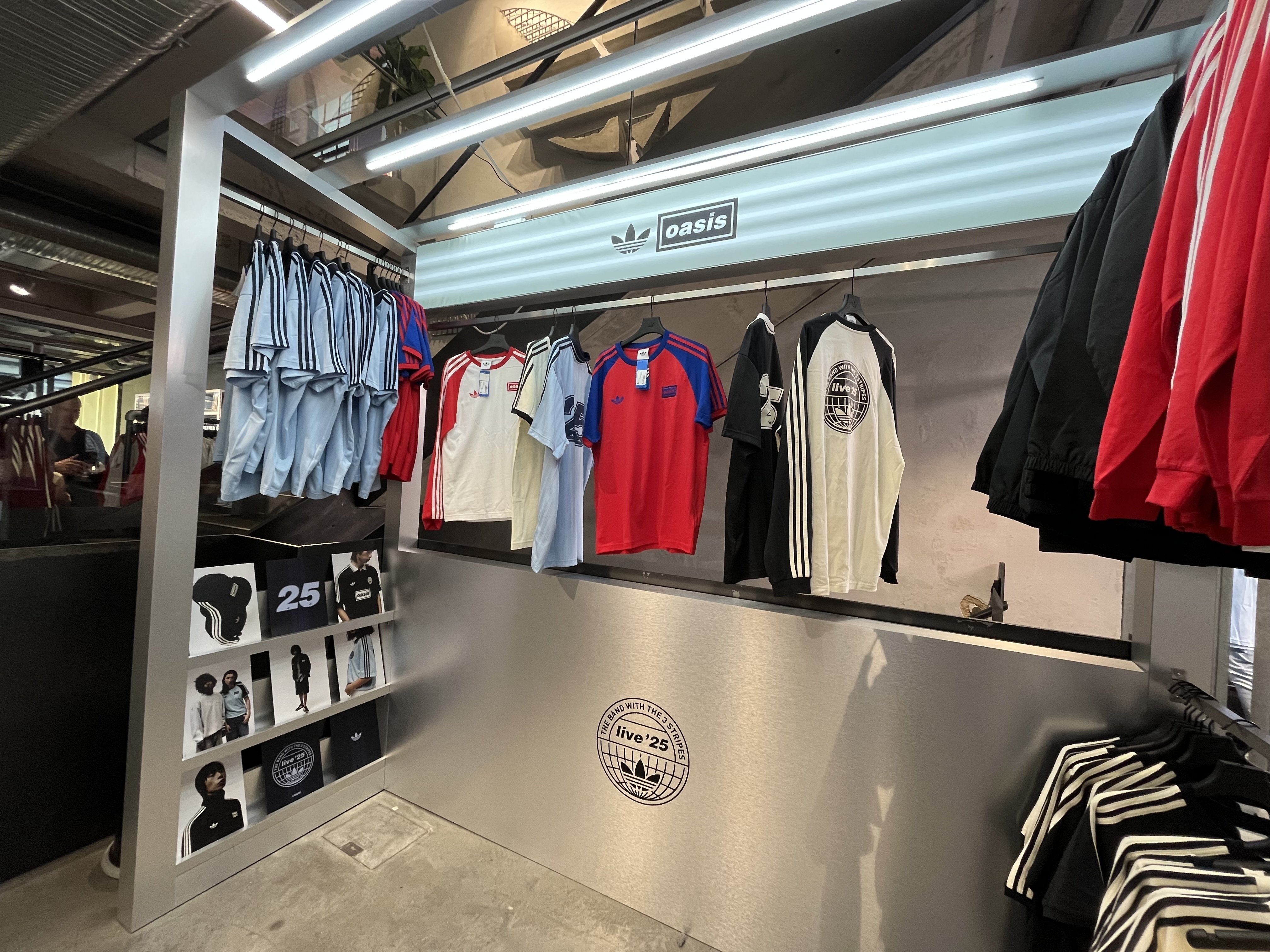 オアシスライブ25、イギリス グッズ販売は沢山ありすぎ、、、｜ささのり